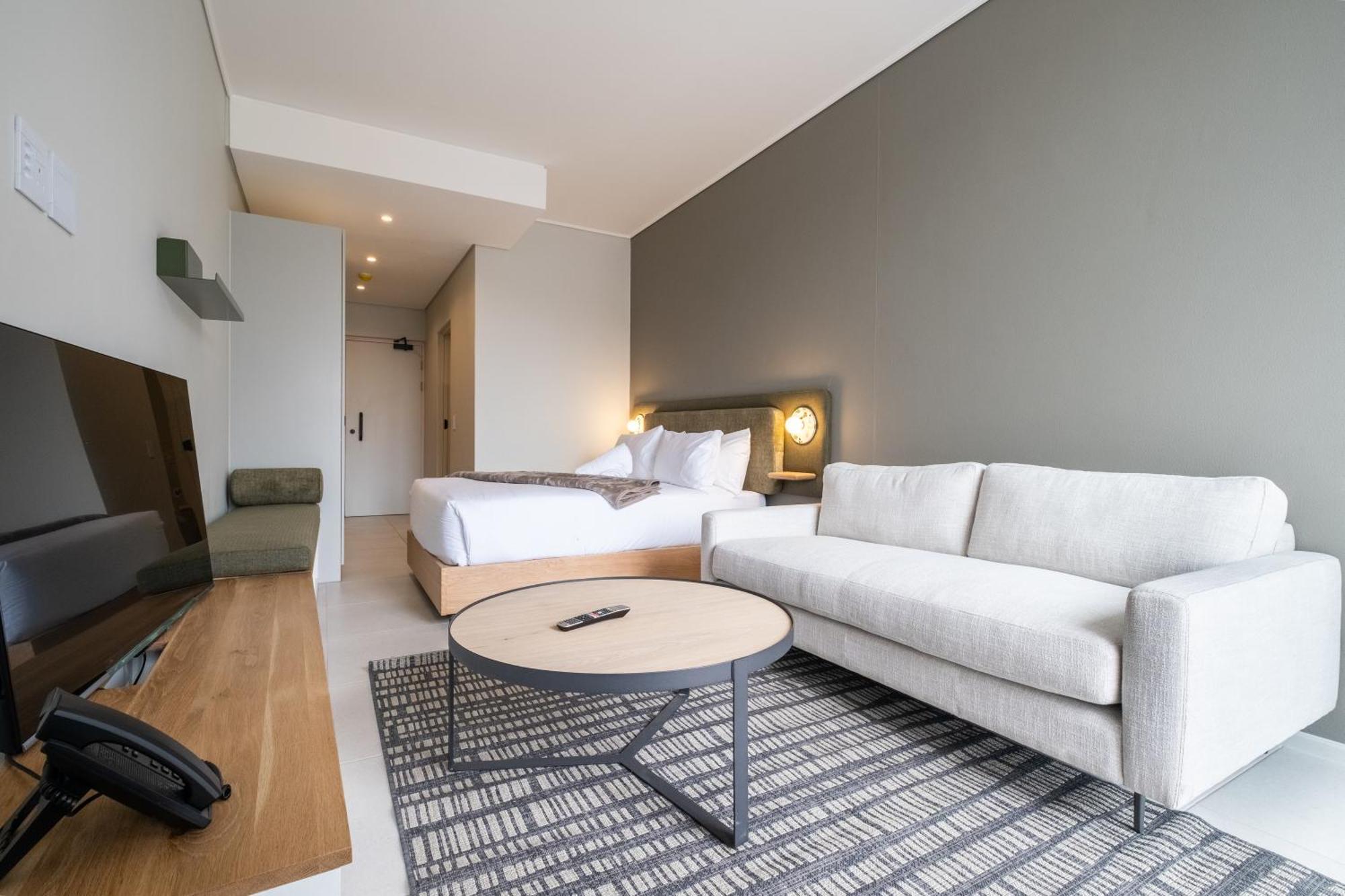 The Rose 603: Centre Aprt With Rooftop Pool Apartment *