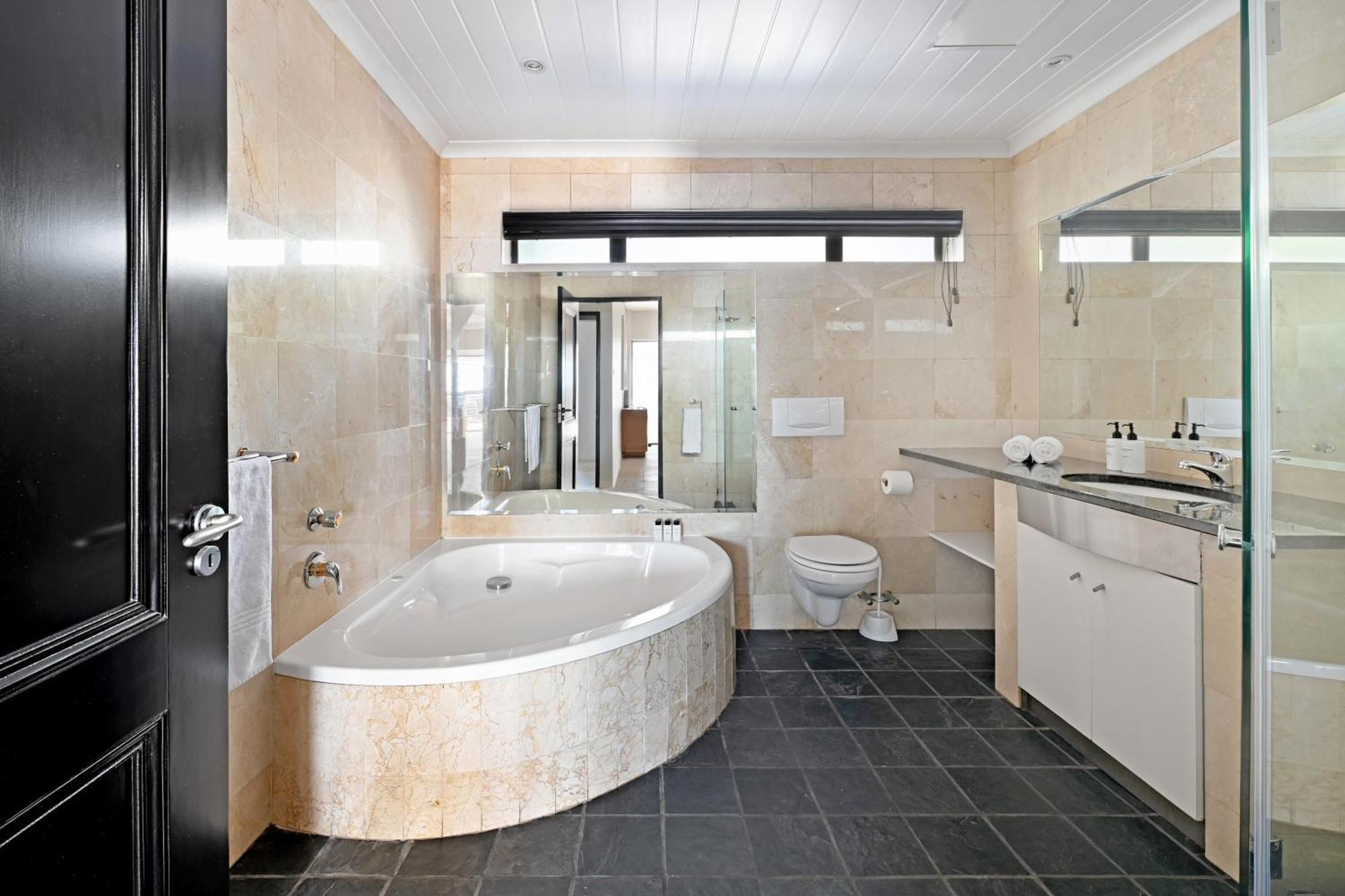 Pousada Bakoven Blue With Ocean Views, Pool And No Load Shedding