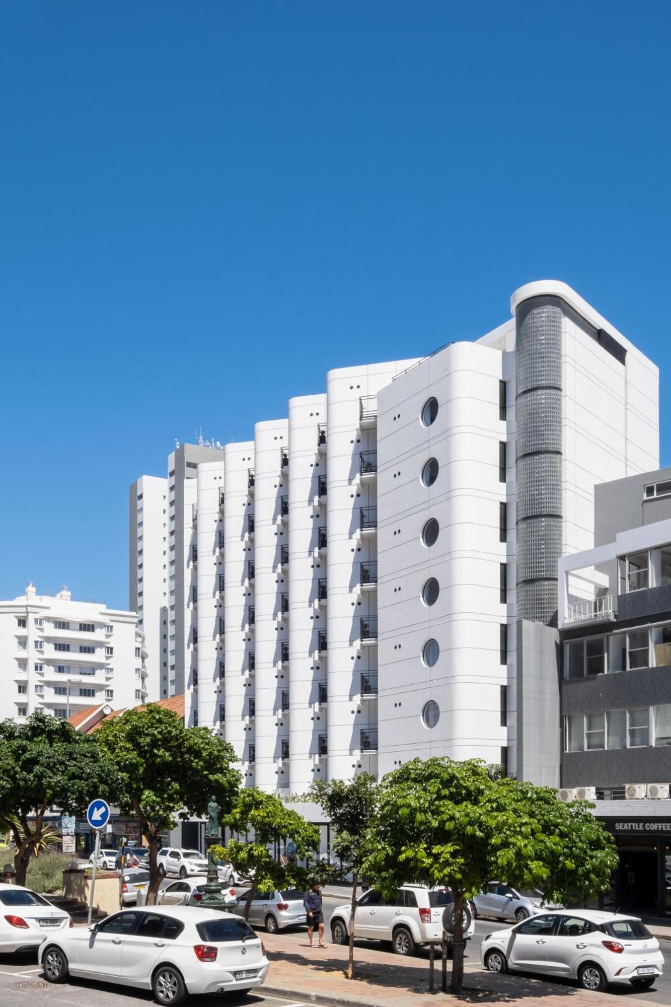 Apartment Flamingo 101 - One Bedroom Sea Point With Daily Housekeeping *