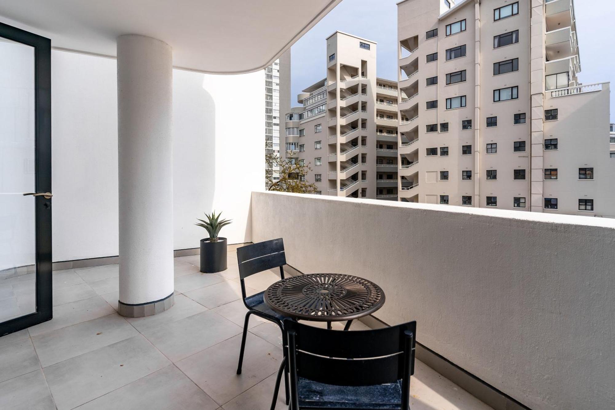 Flamingo 101 - One Bedroom Sea Point With Daily Housekeeping
