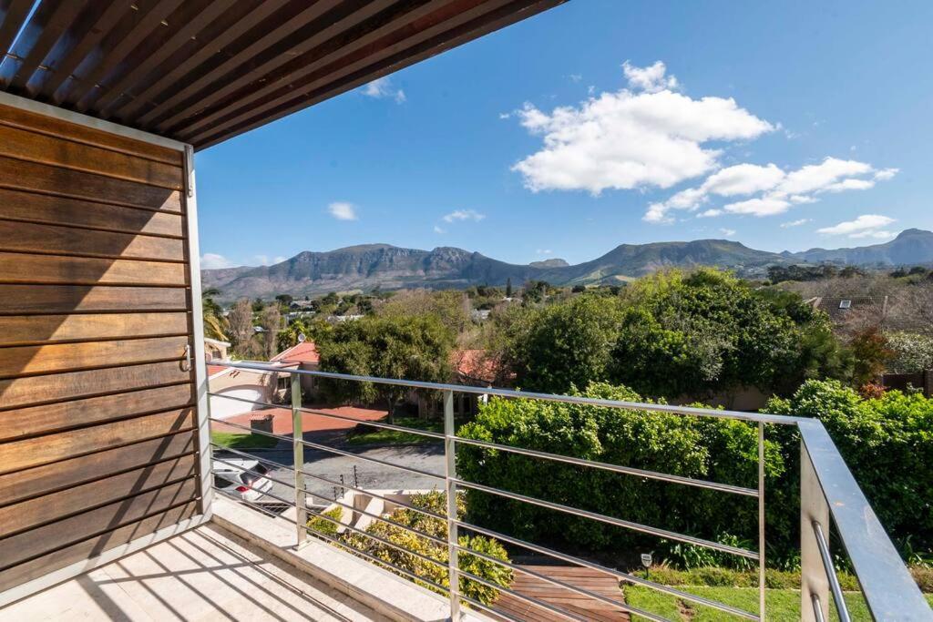 Apartment Exquisite 4 Bedroom, Constantia