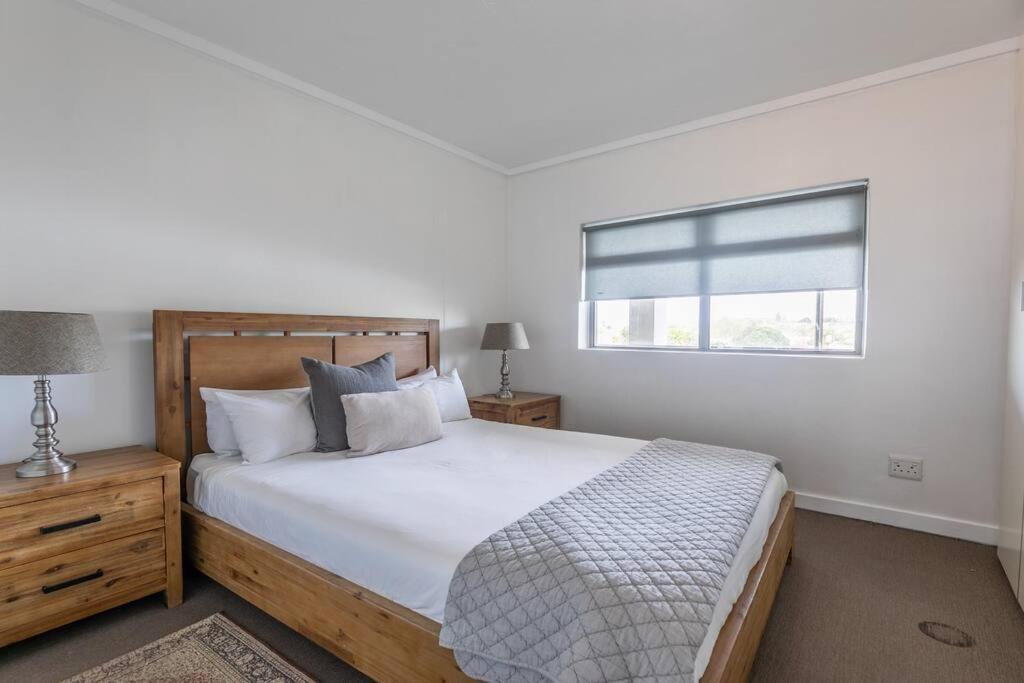 Charming 3-bed In Claremont Apartment Cape Town