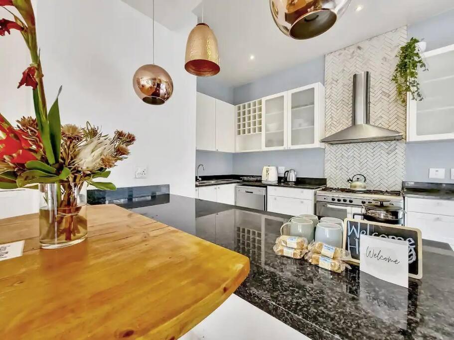Apartment 3 Bedrooms , Sleeps Six Heart Of Cape Town