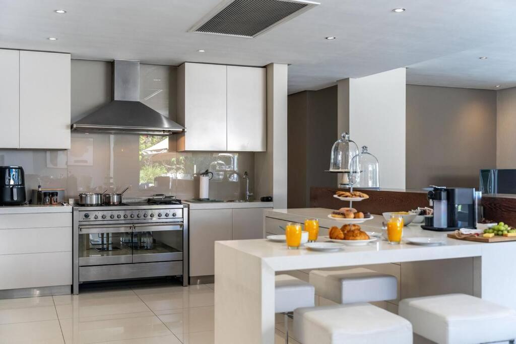 Point Grande - Luxury Family With Pool & Views Villa *