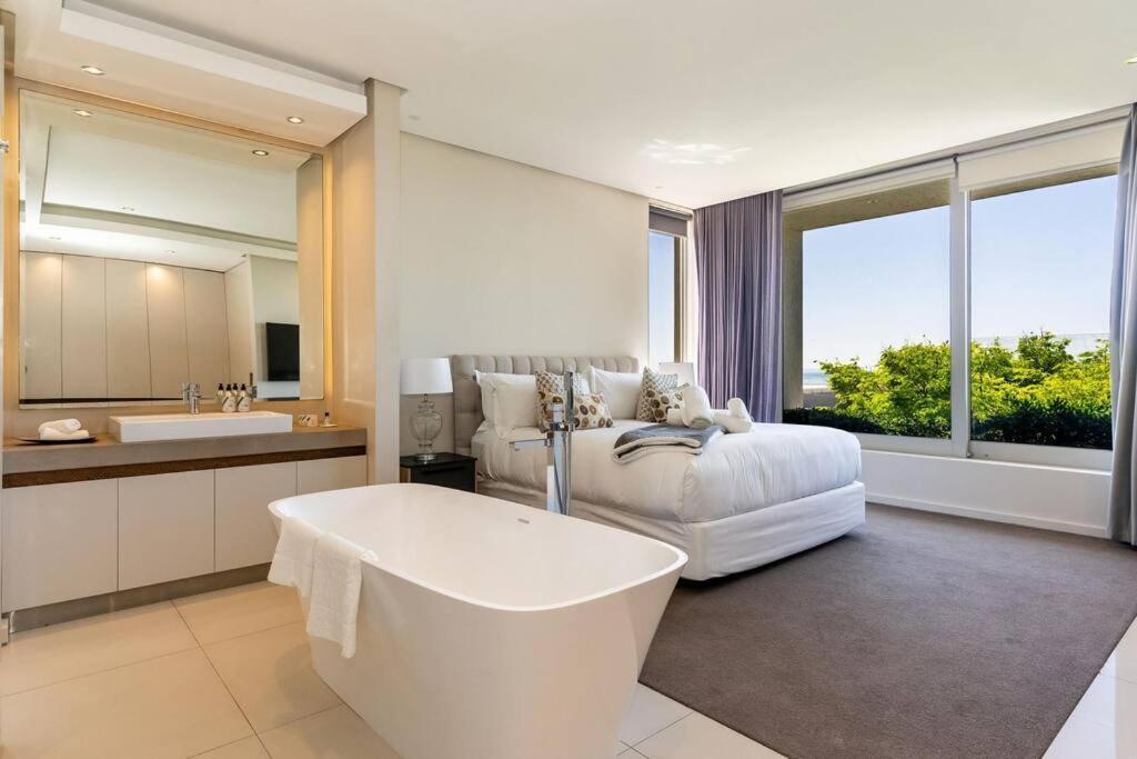 Villa Point Grande - Luxury Family With Pool & Views