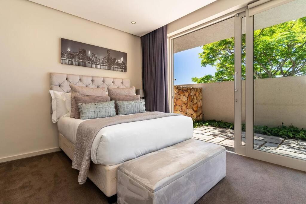 Point Grande - Luxury Family With Pool & Views Villa