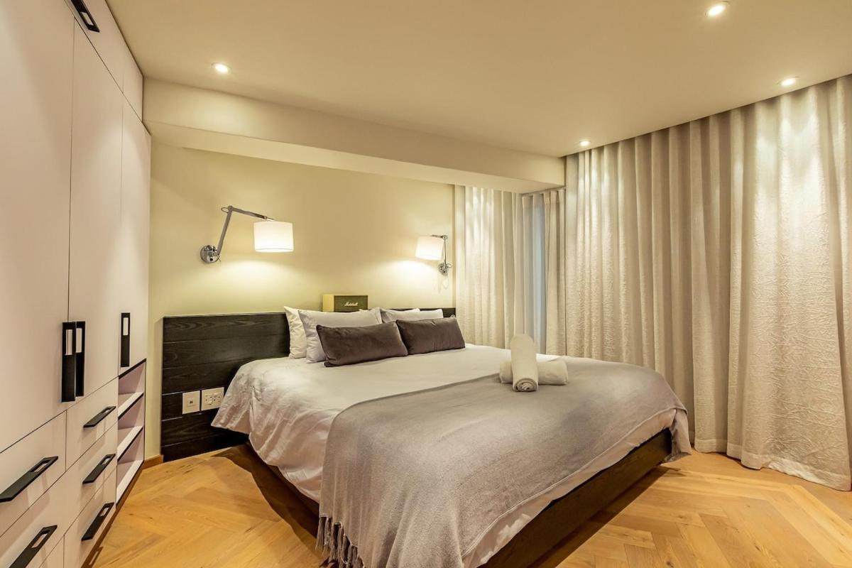 Luxurious, Modern, Artsy, Fully Fitted Home! * Cape Town