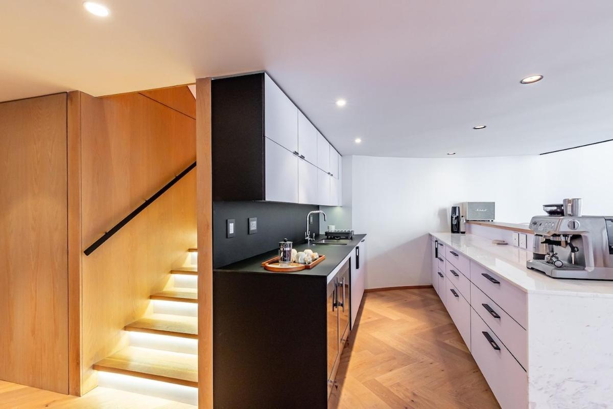 Apartment Luxurious, Modern, Artsy, Fully Fitted Home!