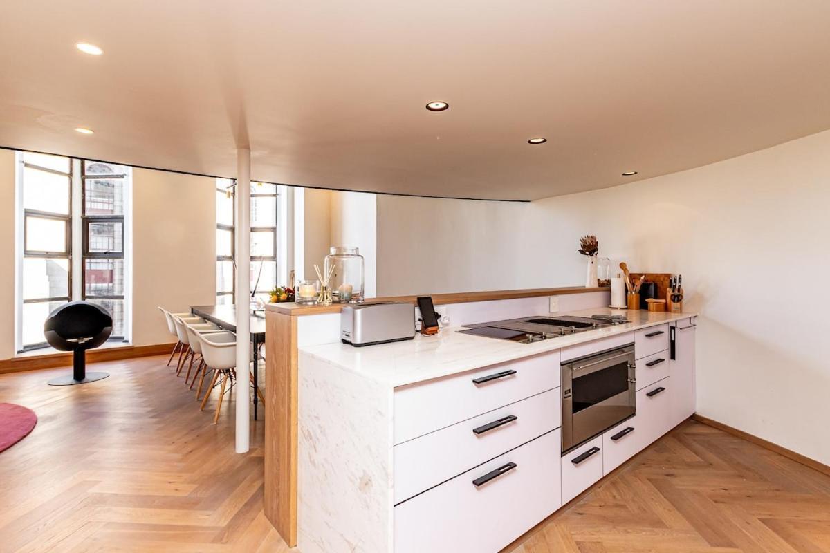 Apartment Luxurious, Modern, Artsy, Fully Fitted Home! Cape Town