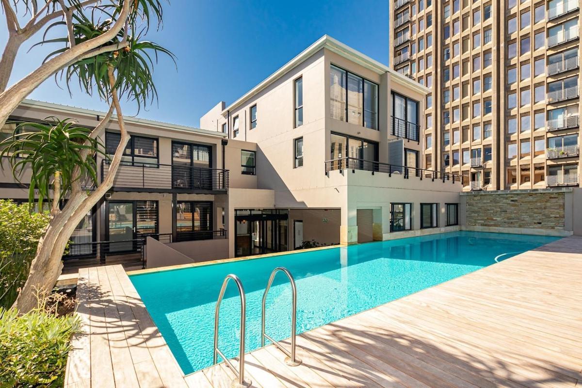 Luxurious, Modern, Artsy, Fully Fitted Home! * Cape Town