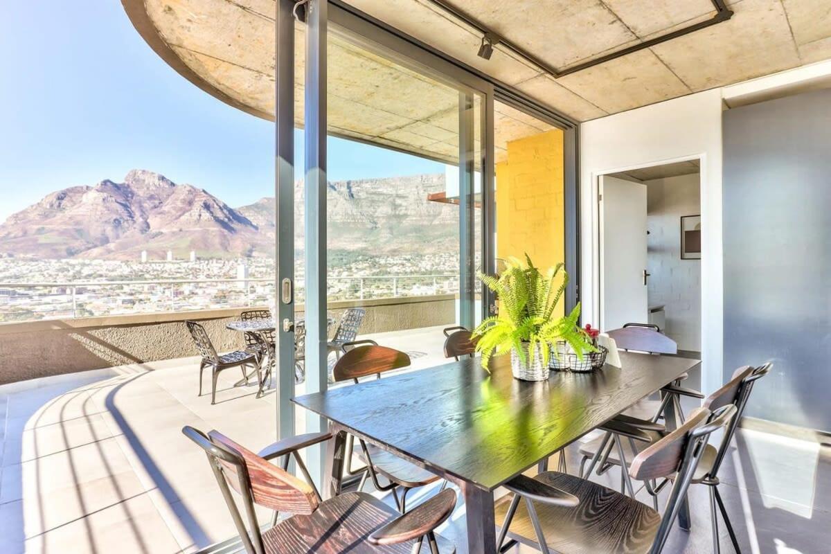 Natural Light, Penthouse Luxury, 24hr Security Holiday home