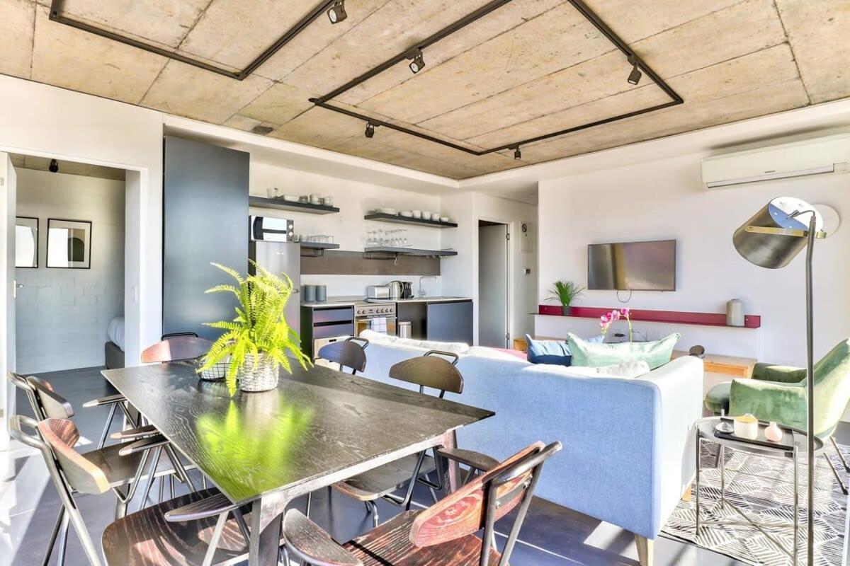 Natural Light, Penthouse Luxury, 24hr Security Holiday home *