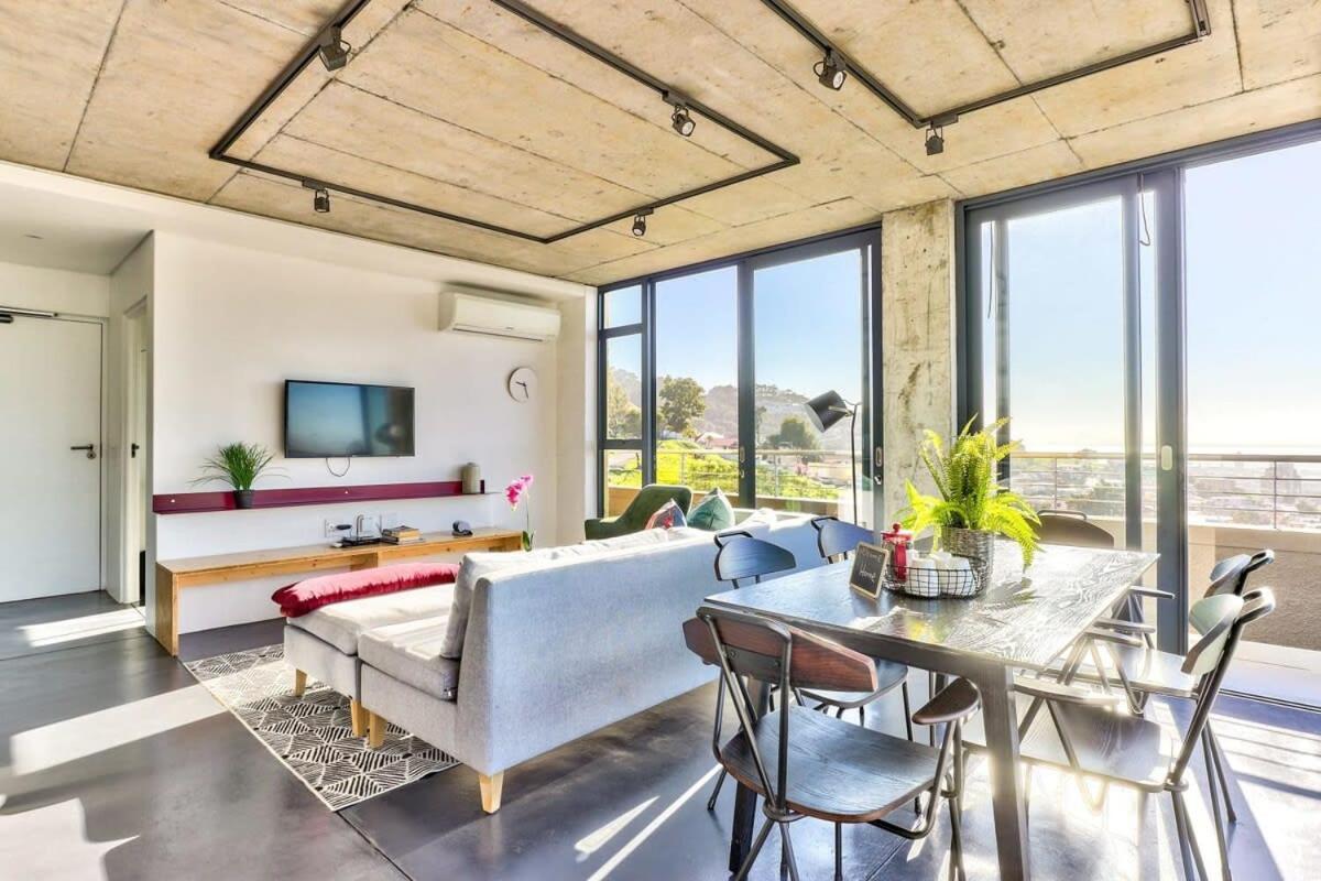 Natural Light, Penthouse Luxury, 24hr Security Holiday home Cape Town