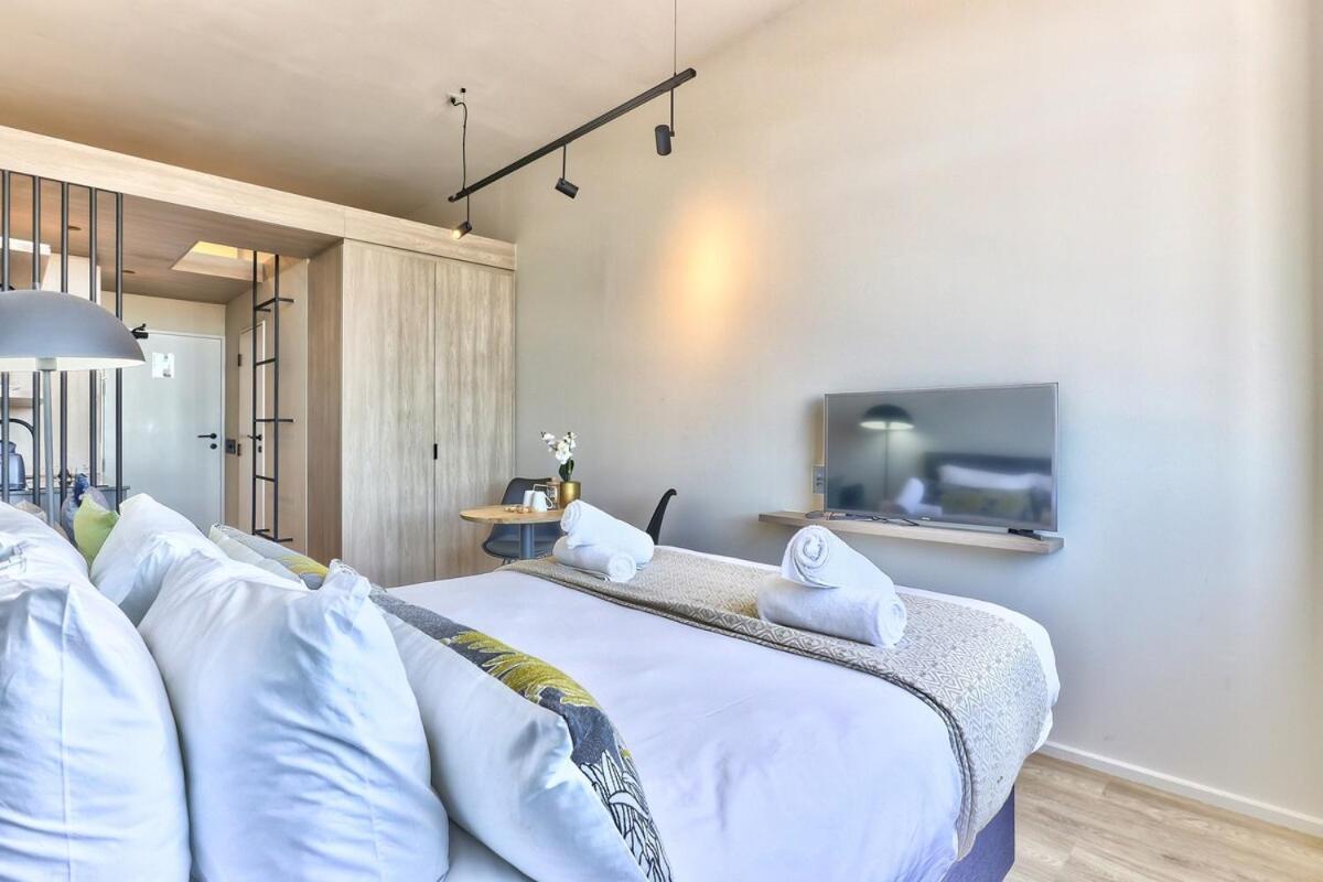 Upmarket East W Views Apartment