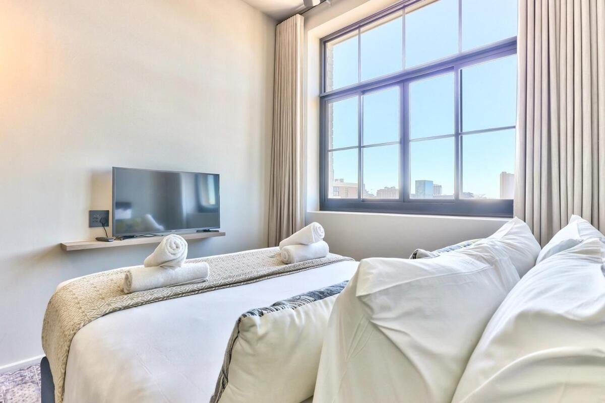 Upmarket East W Views *