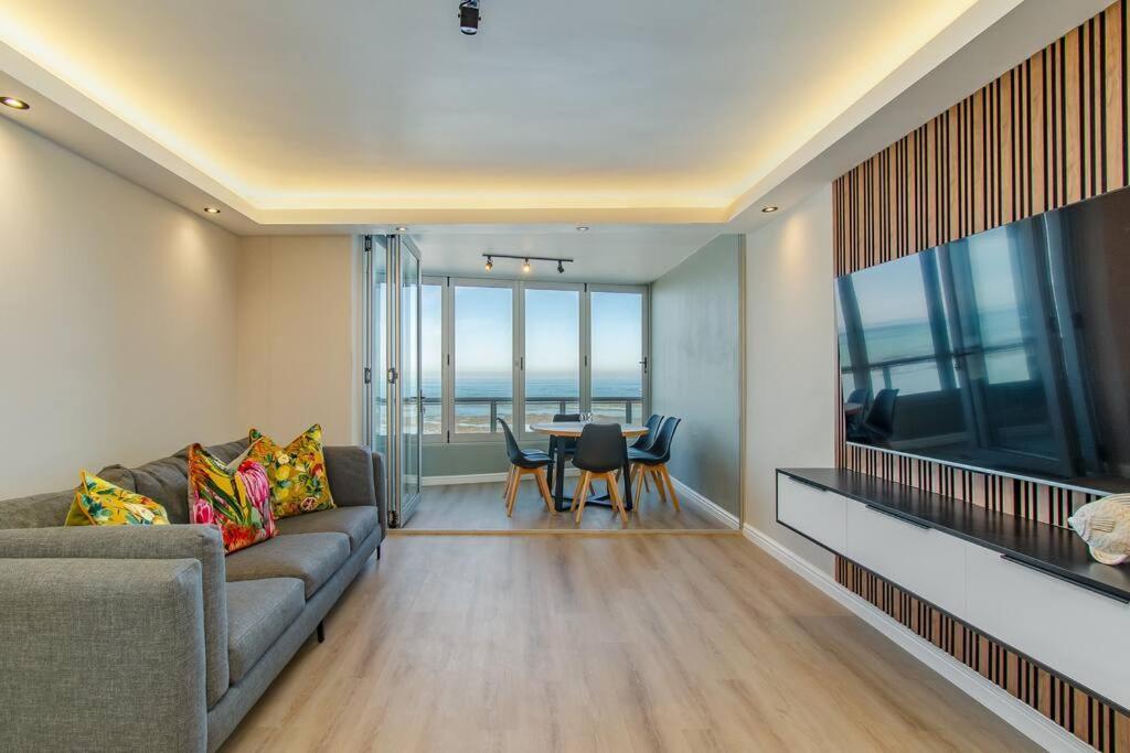 204 Wavecrest * Cape Town
