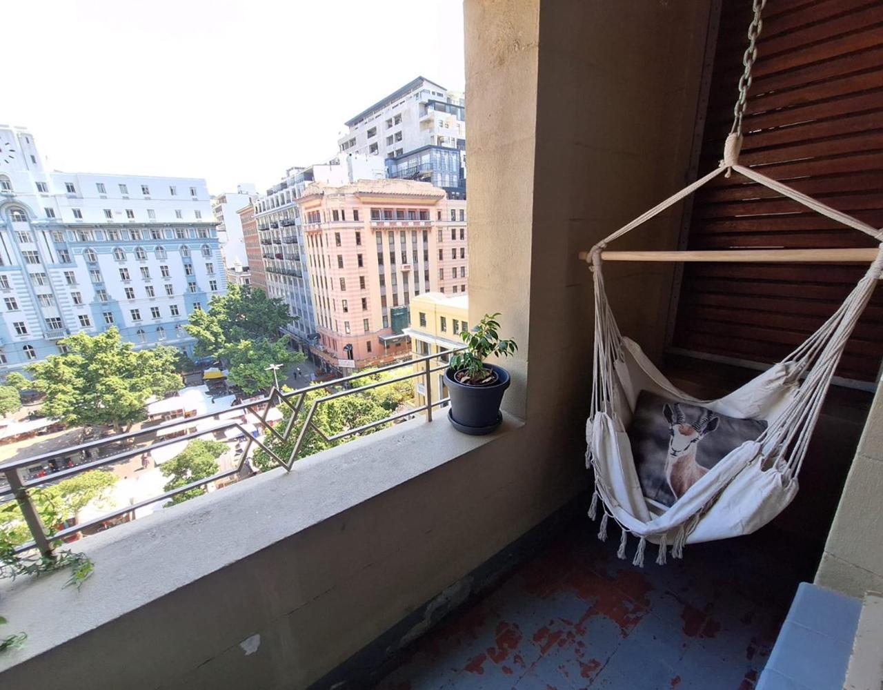 Apartment City Retreat: Cozy Balcony! *