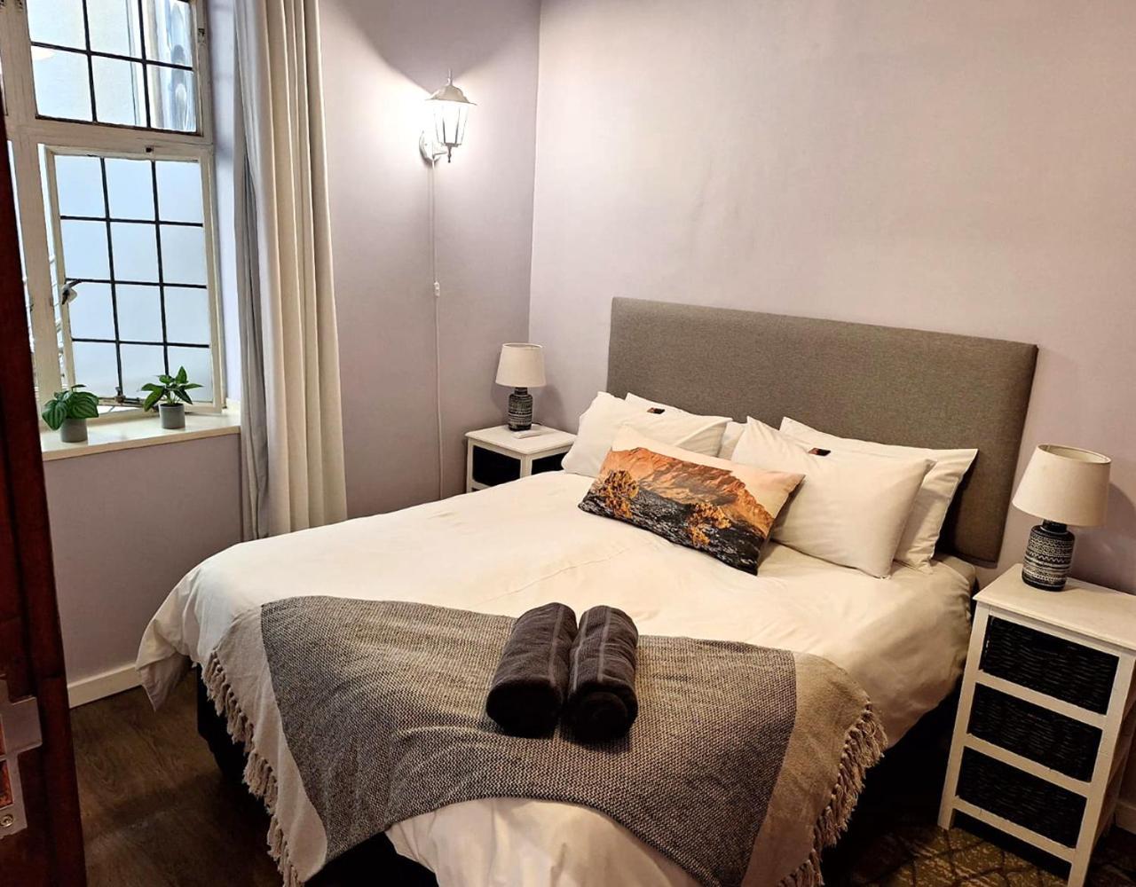 Apartment City Retreat: Cozy Balcony!