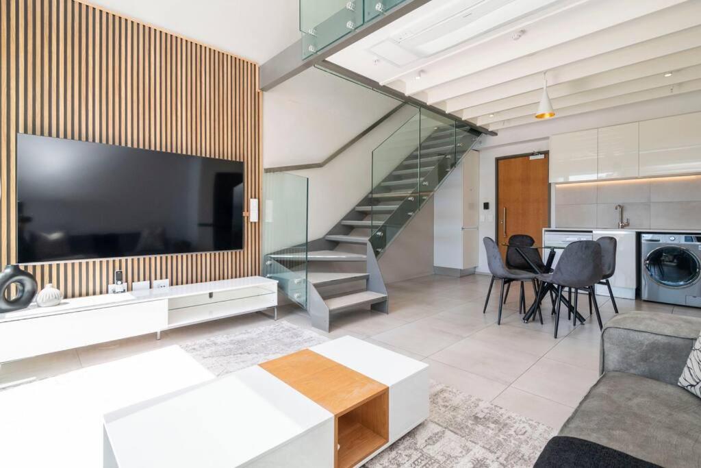 Luxury Loft Living - Elegant 1-bed