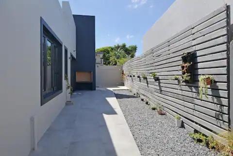 Apartment Crown Comfort - Affordable Luxury - Private Heated Pool & Hot Tub Under Roof Cape Town