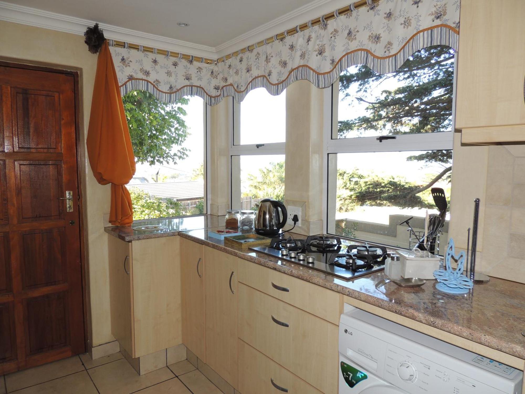 8 On Lily Self Catering Apartment *