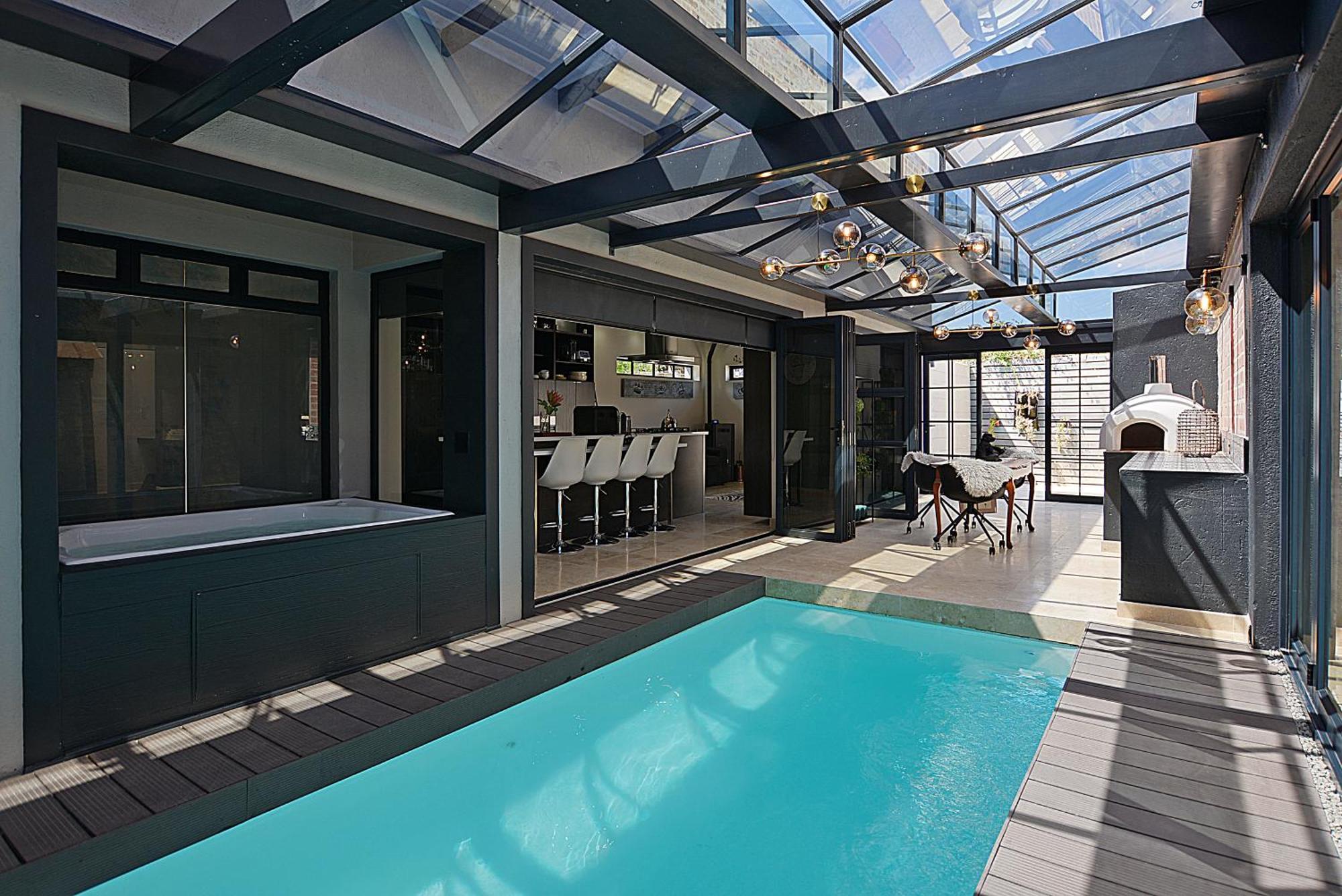 Crown Comfort - Affordable Luxury - Private Heated Pool & Hot Tub Under Roof