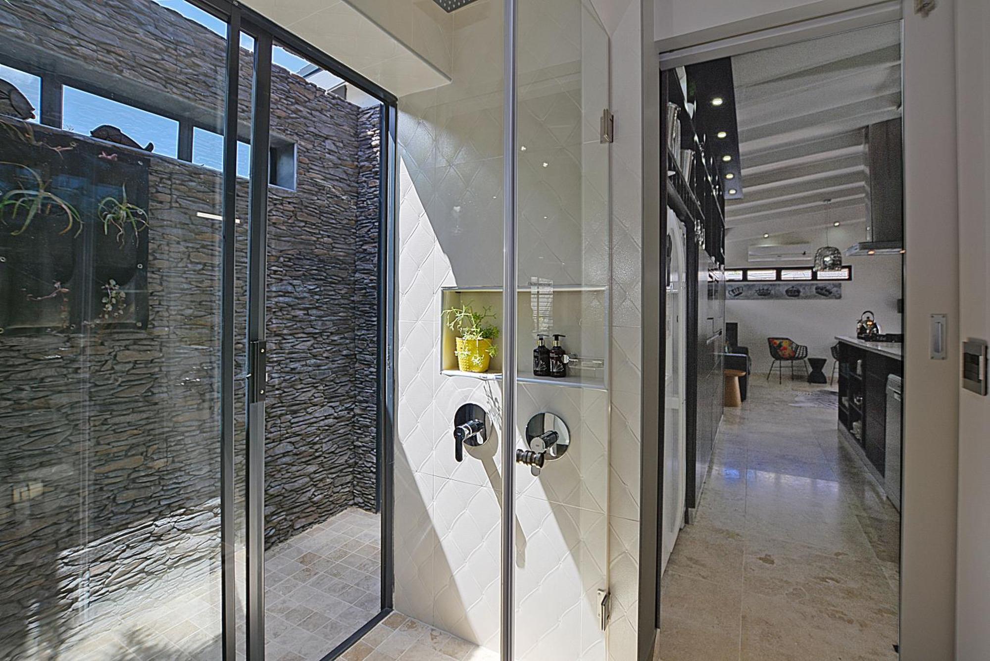 Crown Comfort - Affordable Luxury - Private Heated Pool & Hot Tub Under Roof Apartment Cape Town