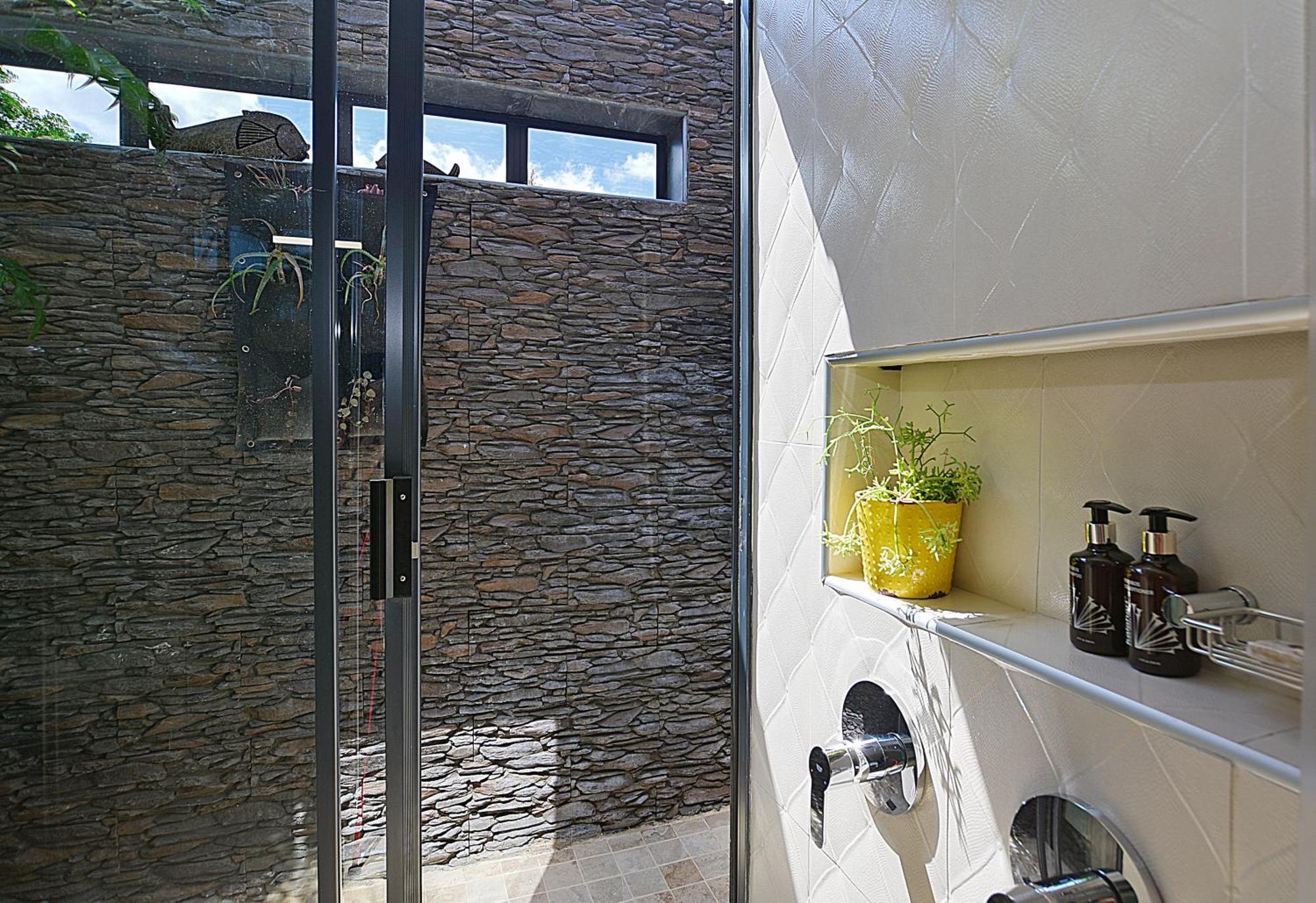 Apartment Crown Comfort - Affordable Luxury - Private Heated Pool & Hot Tub Under Roof Cape Town