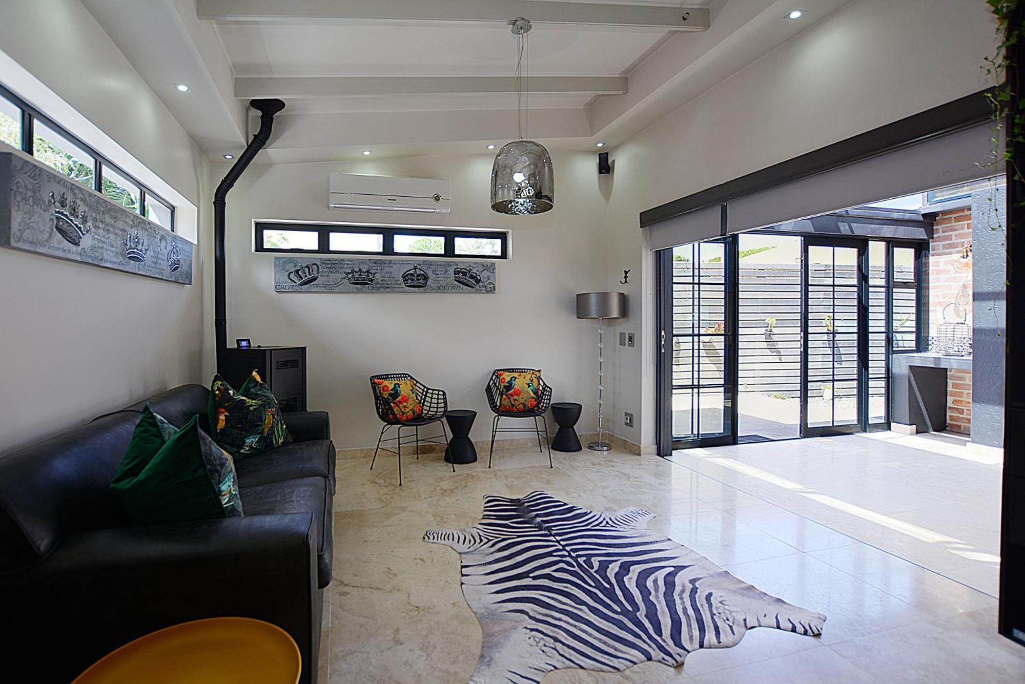 Crown Comfort - Affordable Luxury - Private Heated Pool & Hot Tub Under Roof Apartment