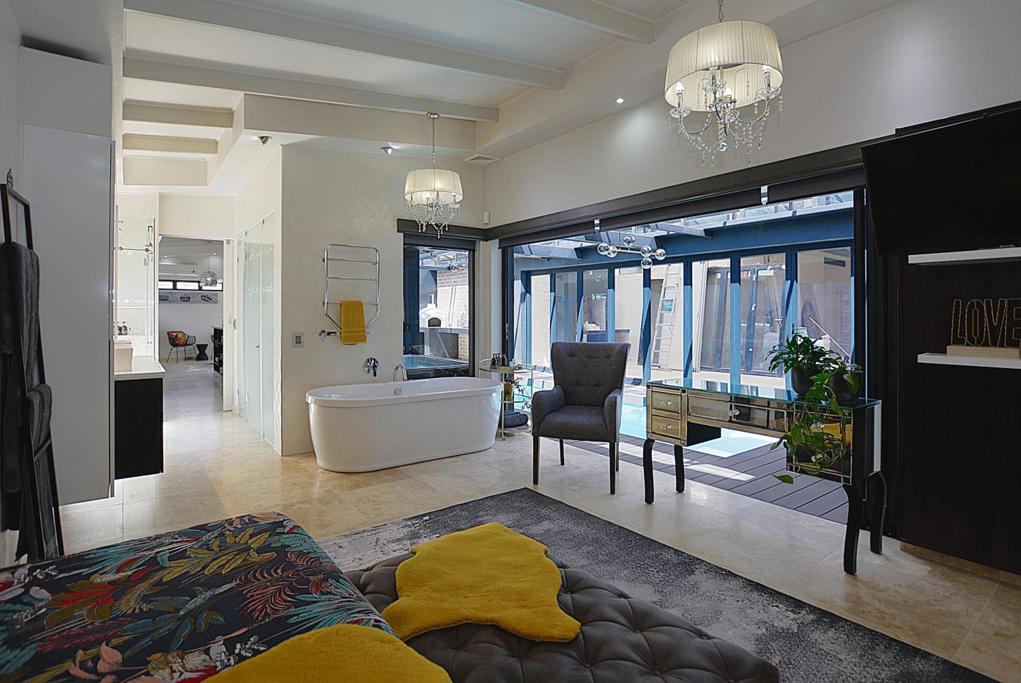Apartment Crown Comfort - Affordable Luxury - Private Heated Pool & Hot Tub Under Roof
