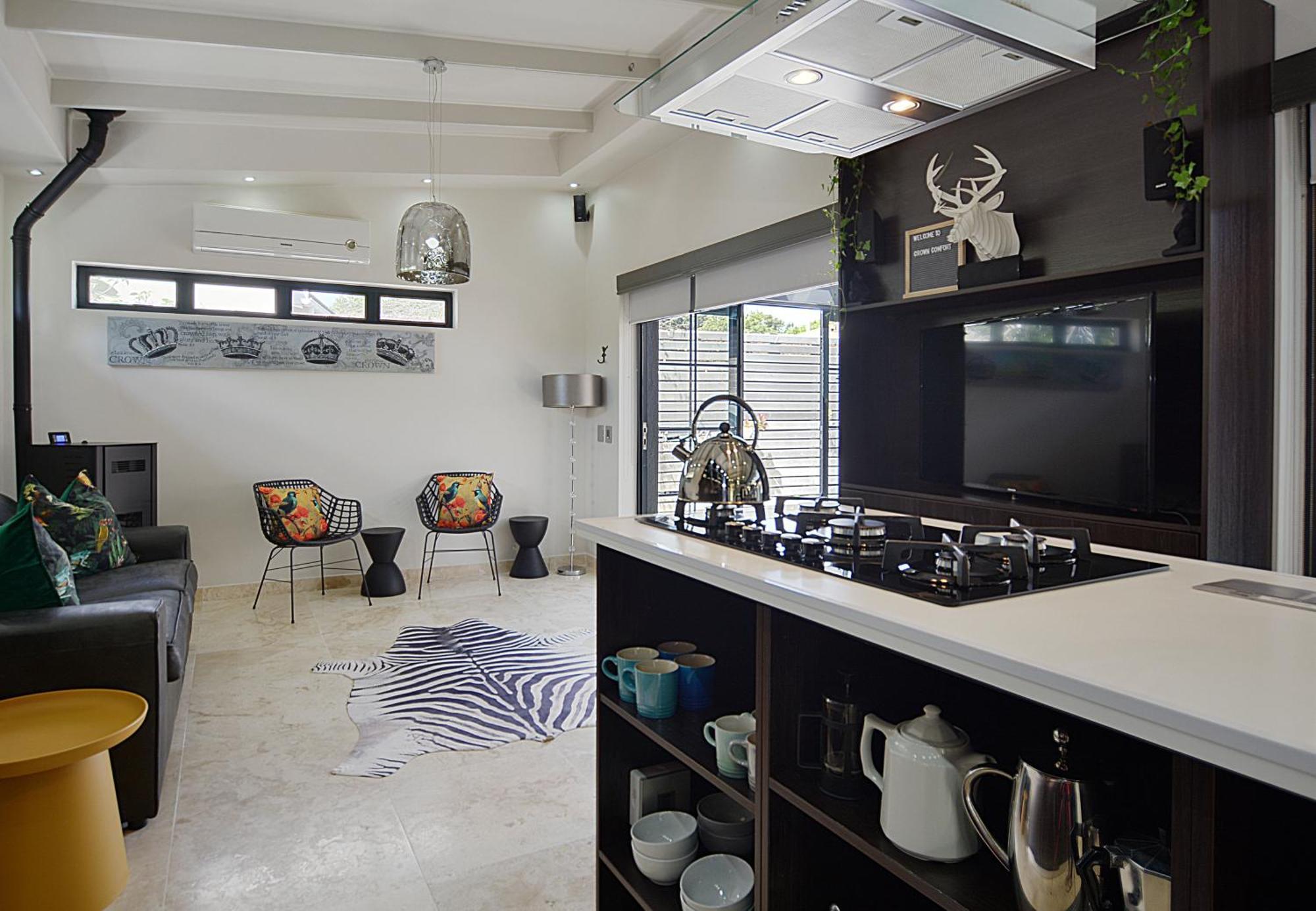 Crown Comfort - Affordable Luxury - Private Heated Pool & Hot Tub Under Roof *