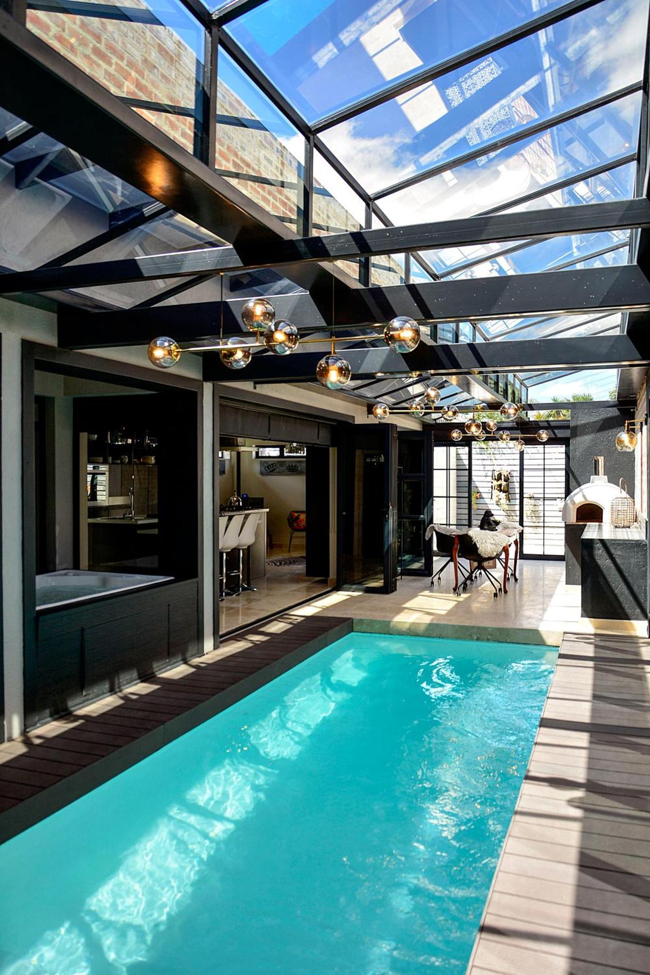 Crown Comfort - Affordable Luxury - Private Heated Pool & Hot Tub Under Roof Cape Town
