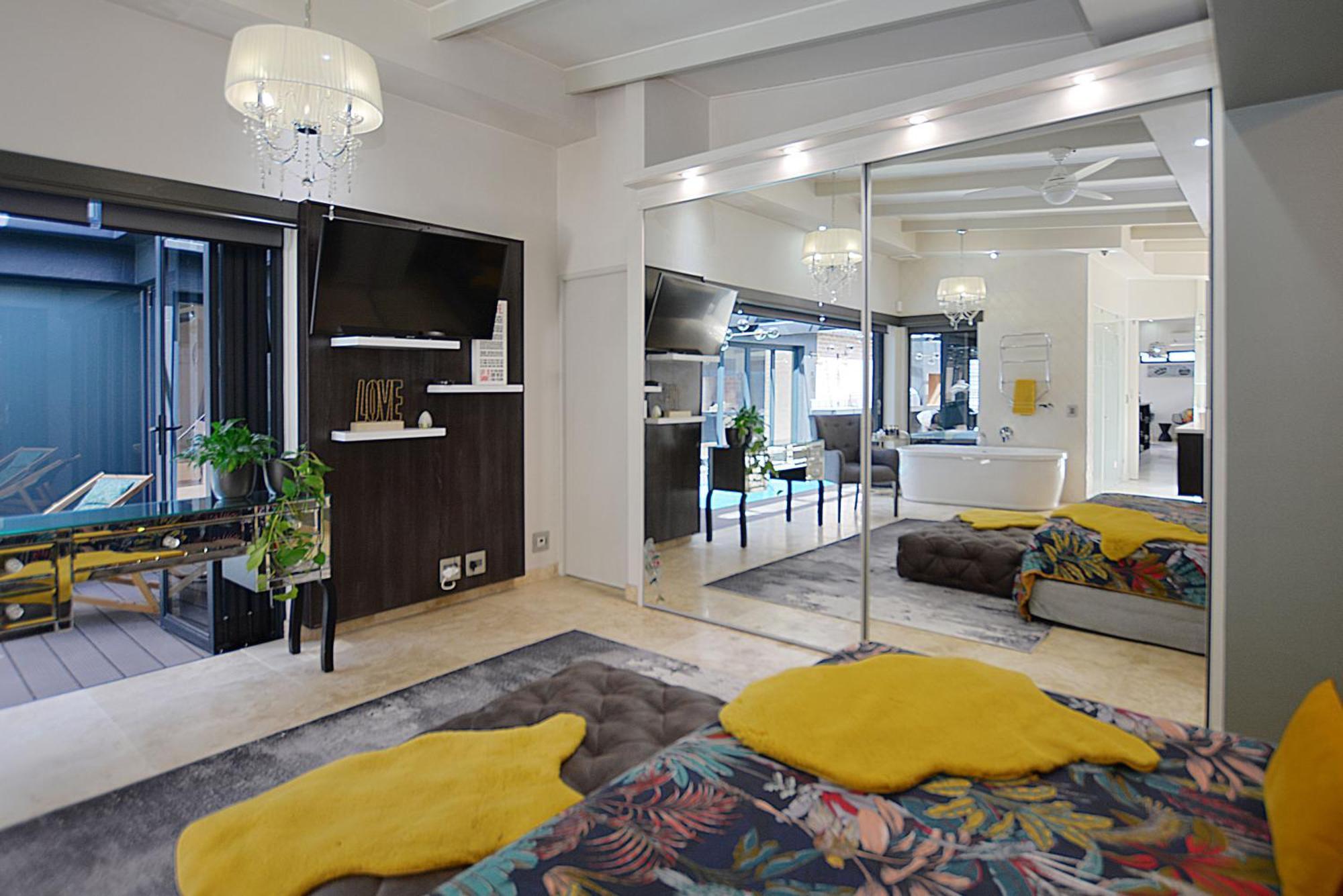 Crown Comfort - Affordable Luxury - Private Heated Pool & Hot Tub Under Roof Apartment