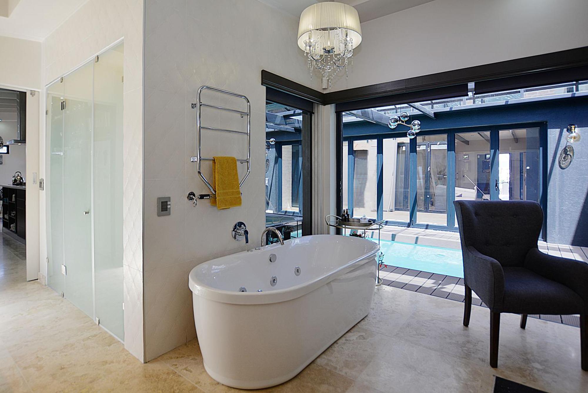 Apartment Crown Comfort - Affordable Luxury - Private Heated Pool & Hot Tub Under Roof