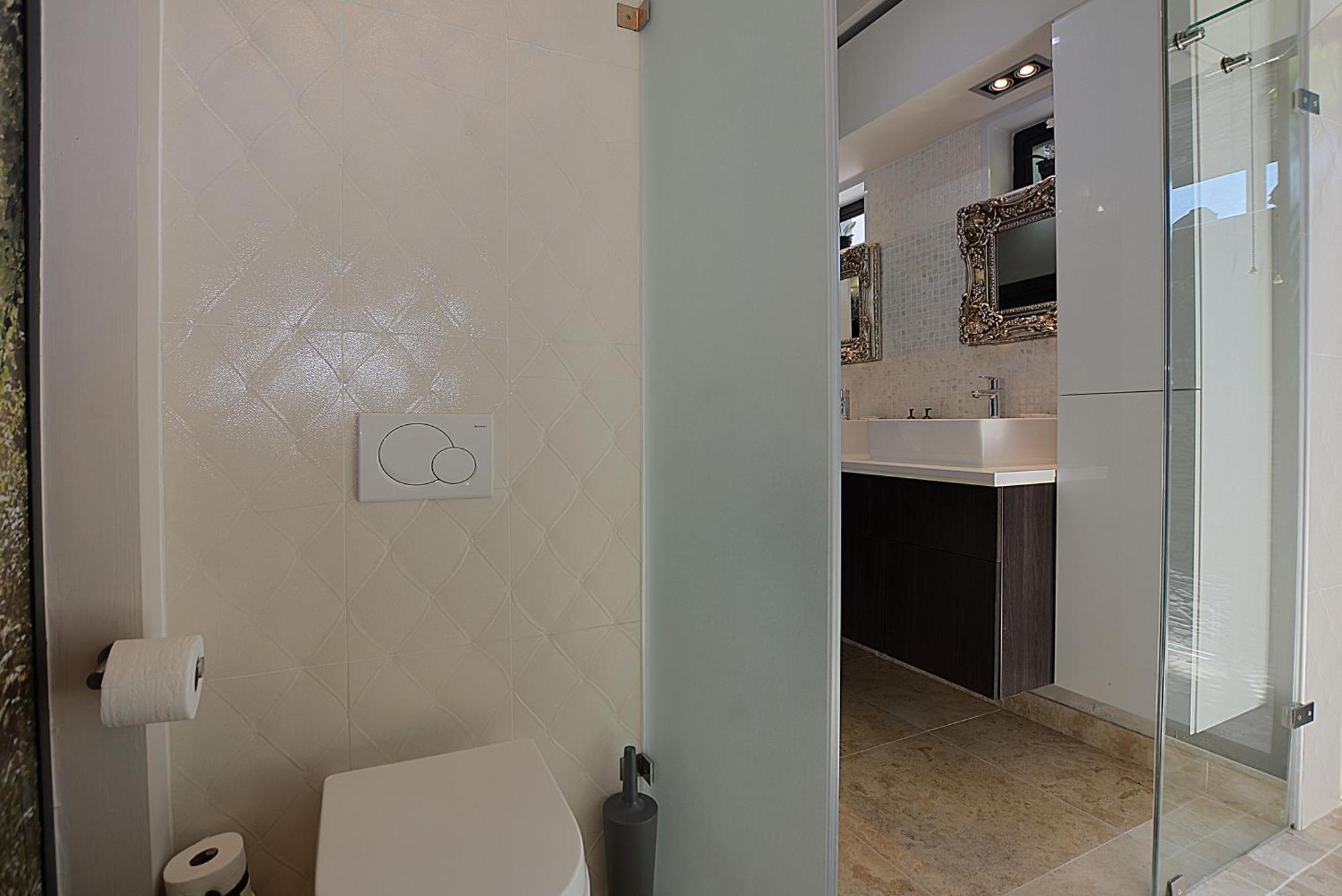 Apartment Crown Comfort - Affordable Luxury - Private Heated Pool & Hot Tub Under Roof Cape Town