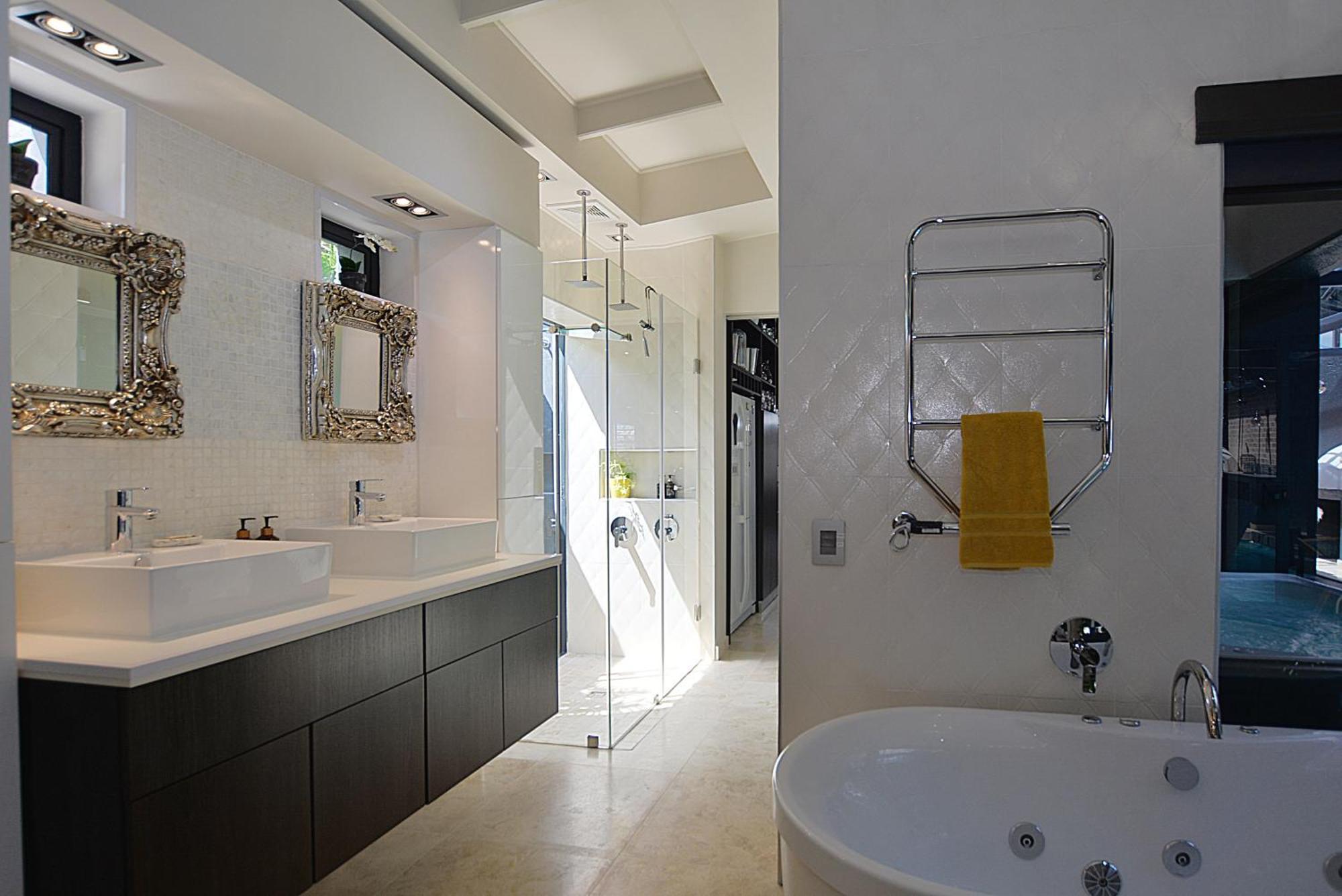 Crown Comfort - Affordable Luxury - Private Heated Pool & Hot Tub Under Roof * Cape Town