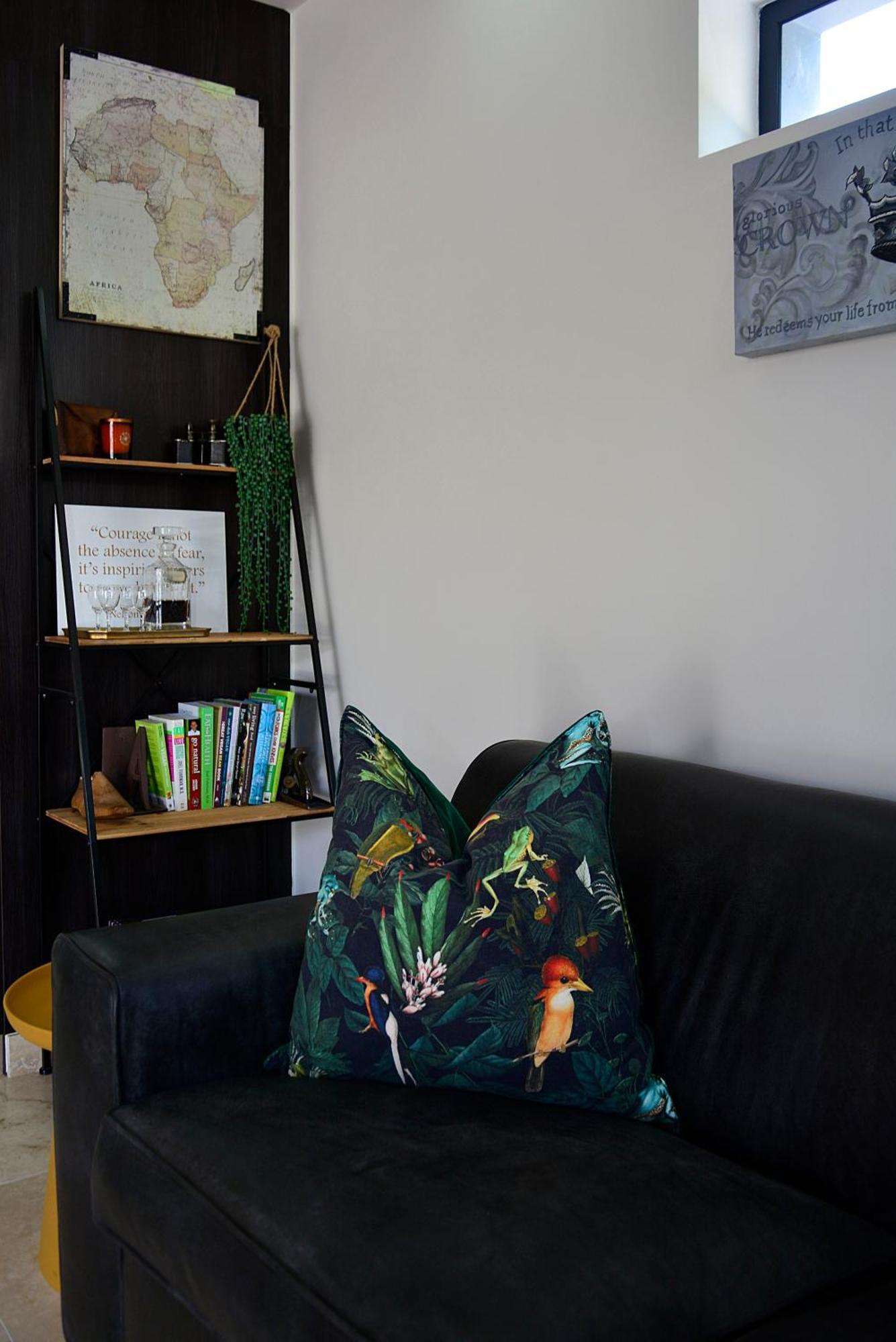 Crown Comfort - Affordable Luxury - Private Heated Pool & Hot Tub Under Roof Apartment Cape Town