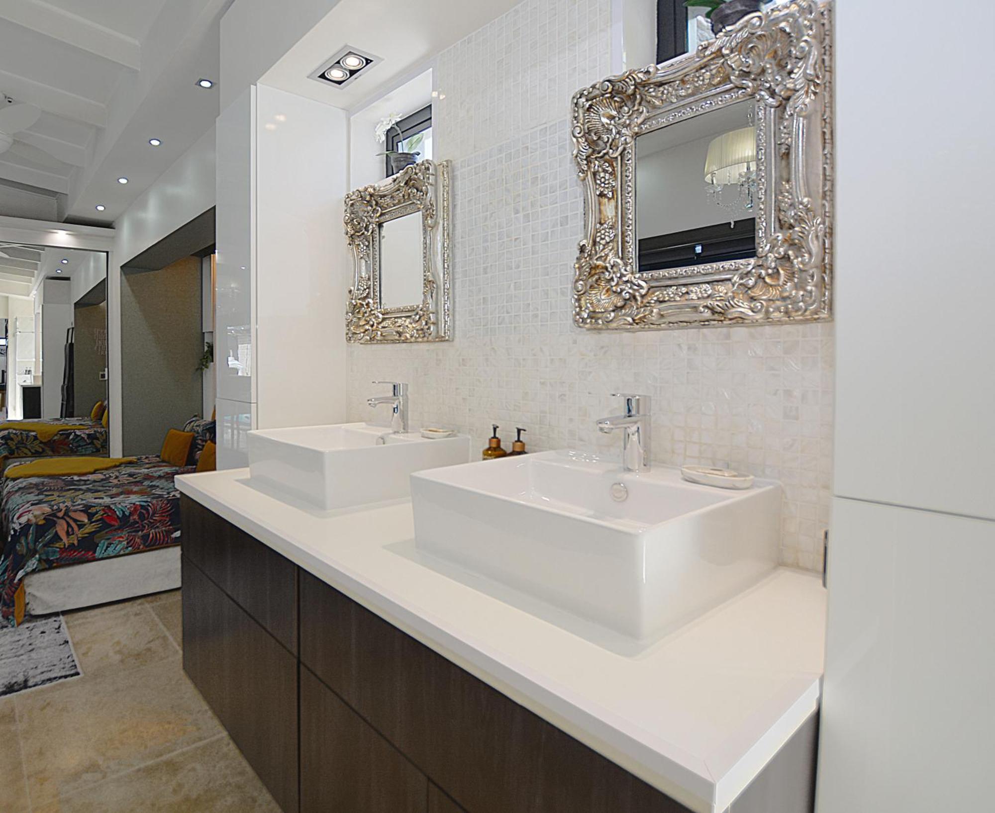 Crown Comfort - Affordable Luxury - Private Heated Pool & Hot Tub Under Roof Apartment Cape Town