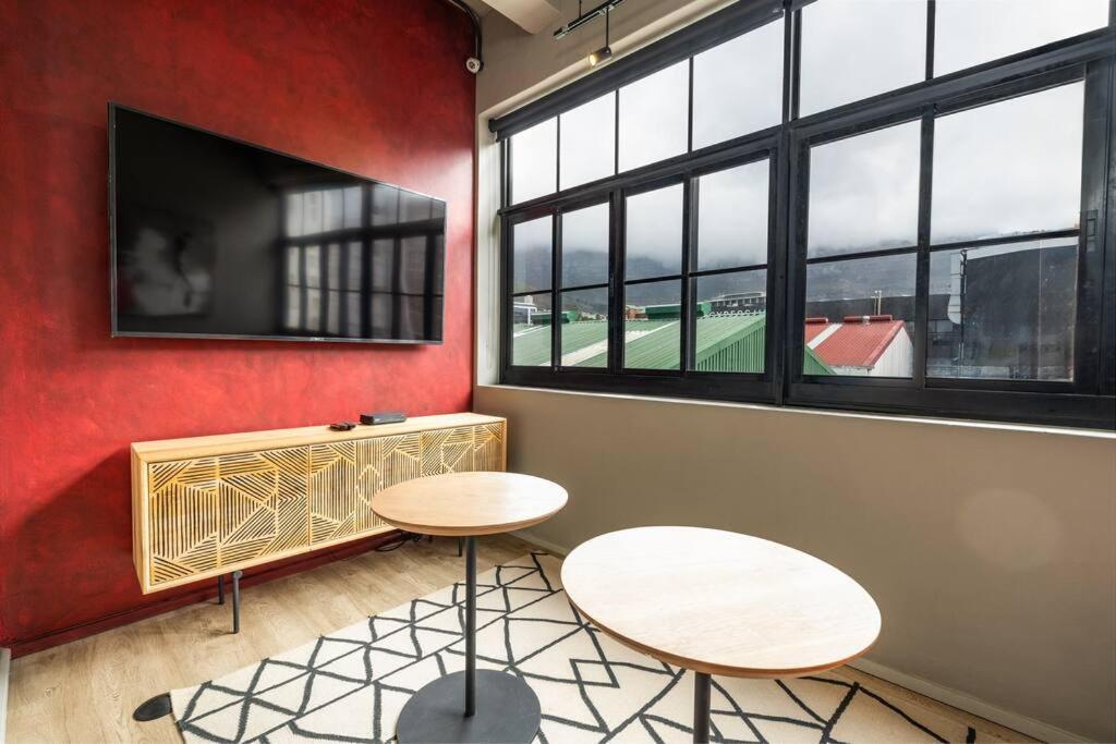 Cosy Little On Harrington Street * Cape Town