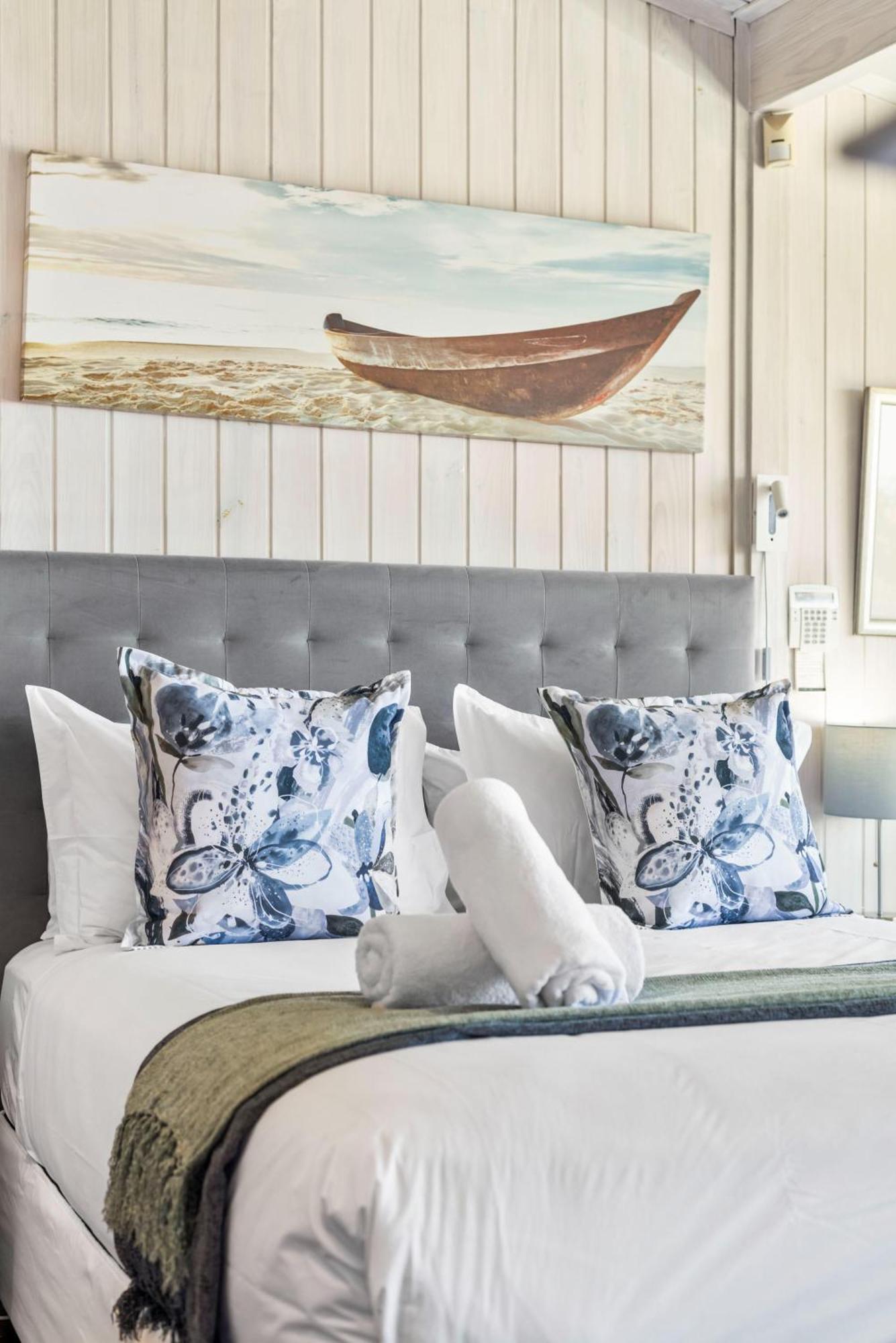 Atlantic Sunsets With Magnificent Uninterrupted Ocean And Mountain Views In Camps Bay Villa *