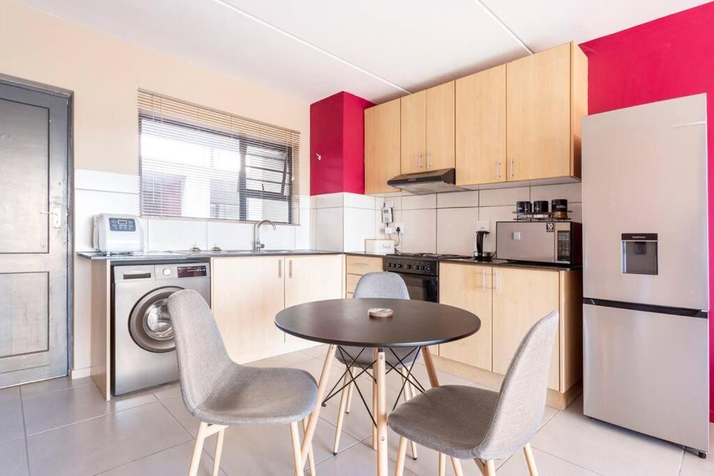 Apartment The Cozy Retreat, 2-bedroom In Parklands, *