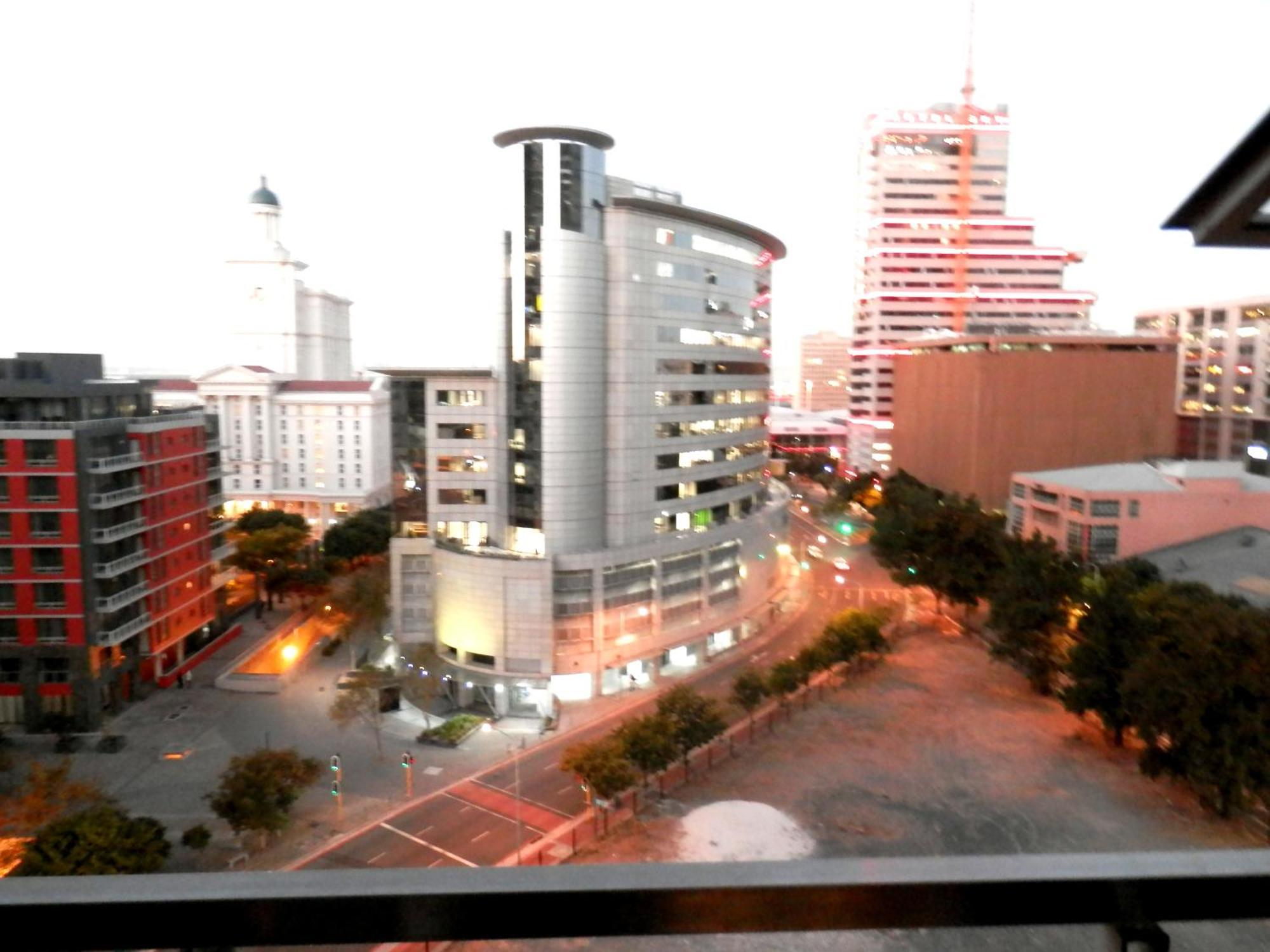 Full Power, Central, Walk To Restaurants & Waterfront, Pool & Ac * Cape Town