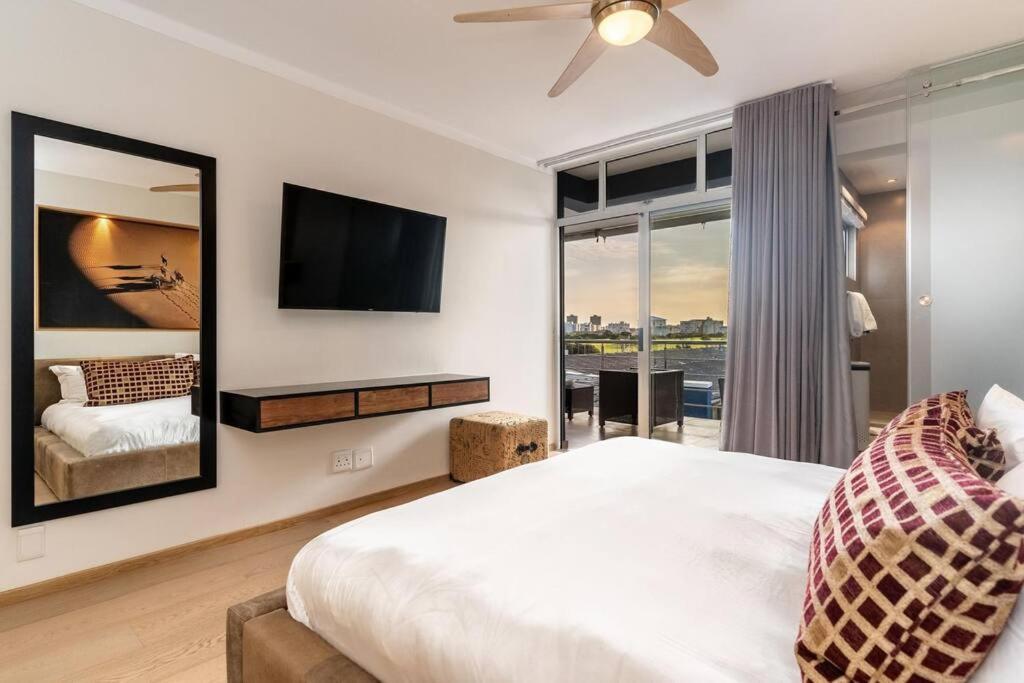 Emerald Horizon Mouille Point - Views & Location Apartment