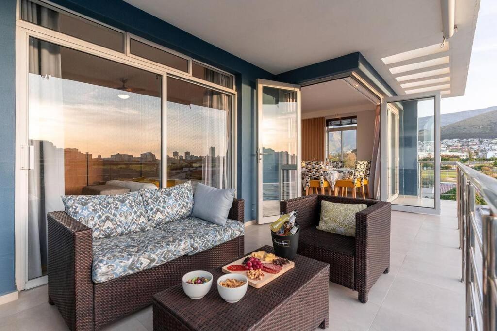 Apartment Emerald Horizon Mouille Point - Views & Location