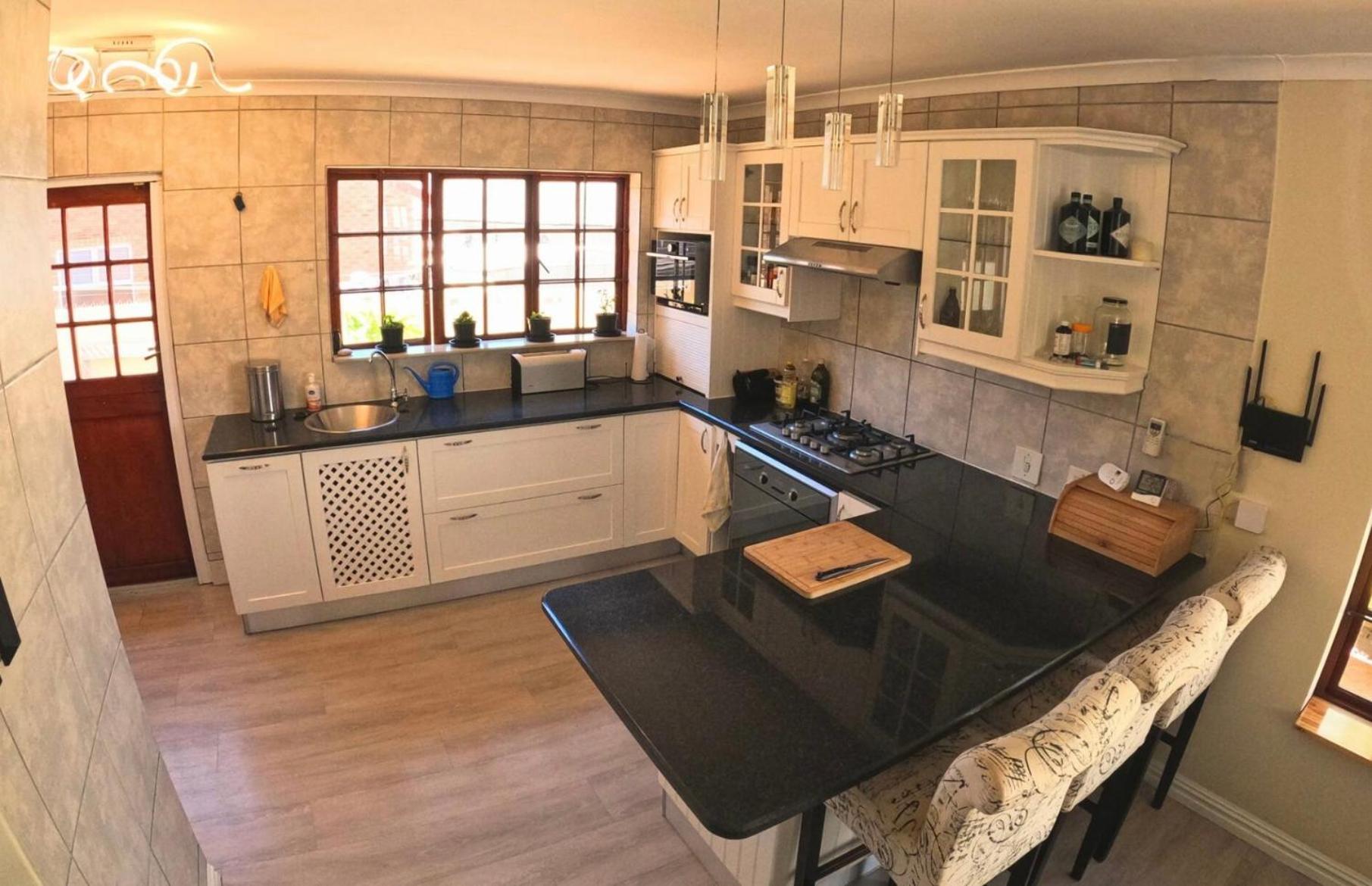 Spacious Cosy With Own Bathroom, No Load Shedding Homestay Cape Town