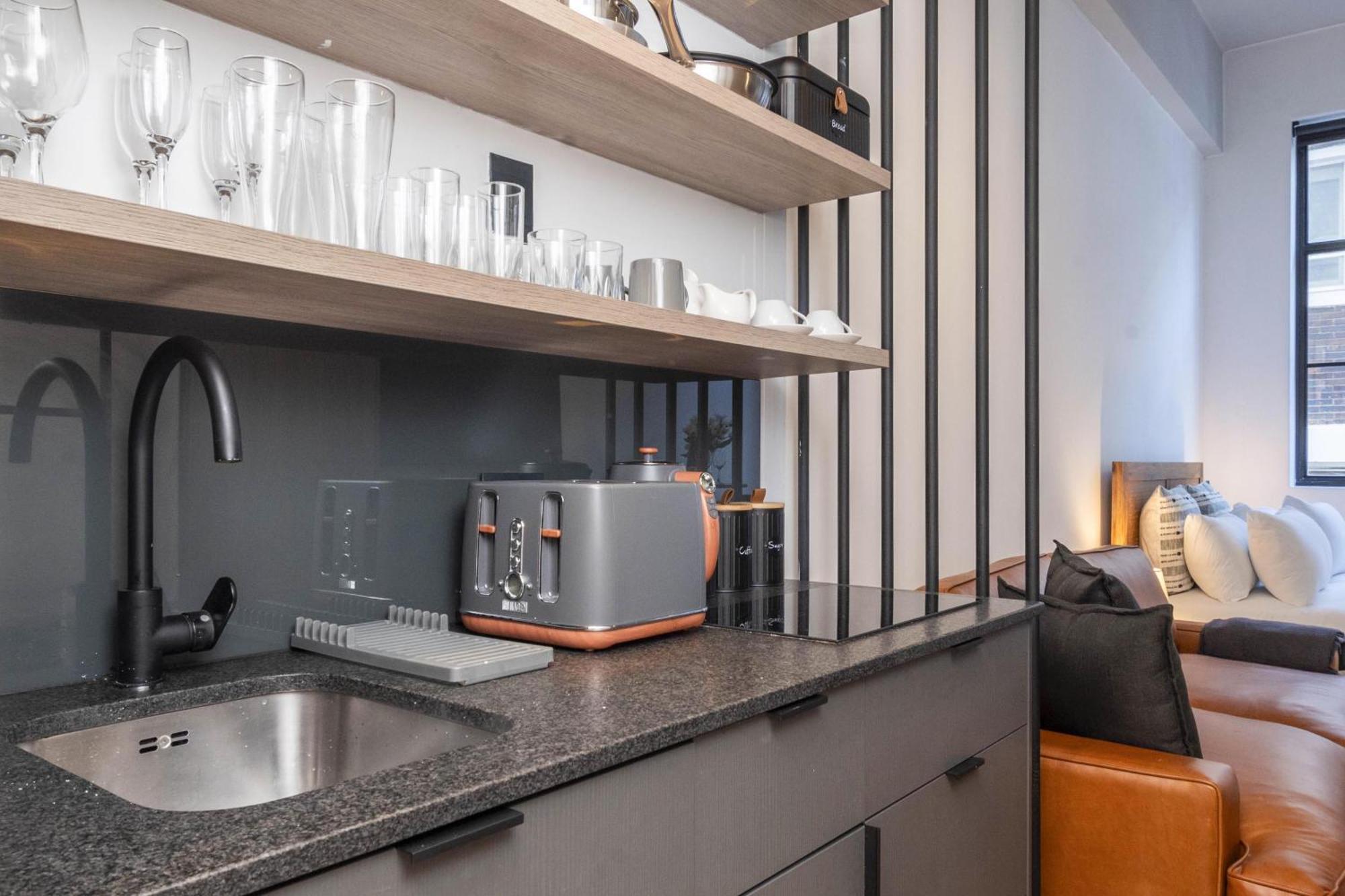 East Retreat At The Harri Apartment *