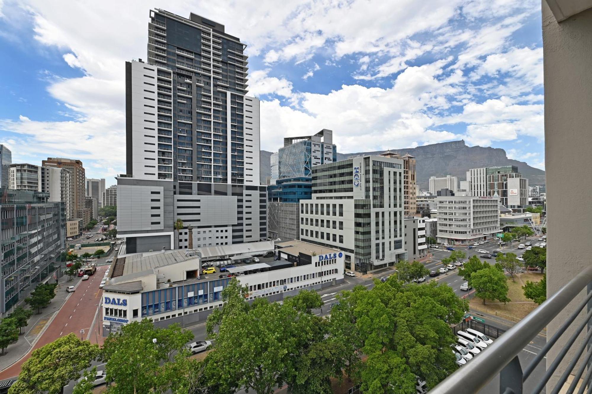 Luxury In De Waterkant With Amazing Views And Spacious Cape Town