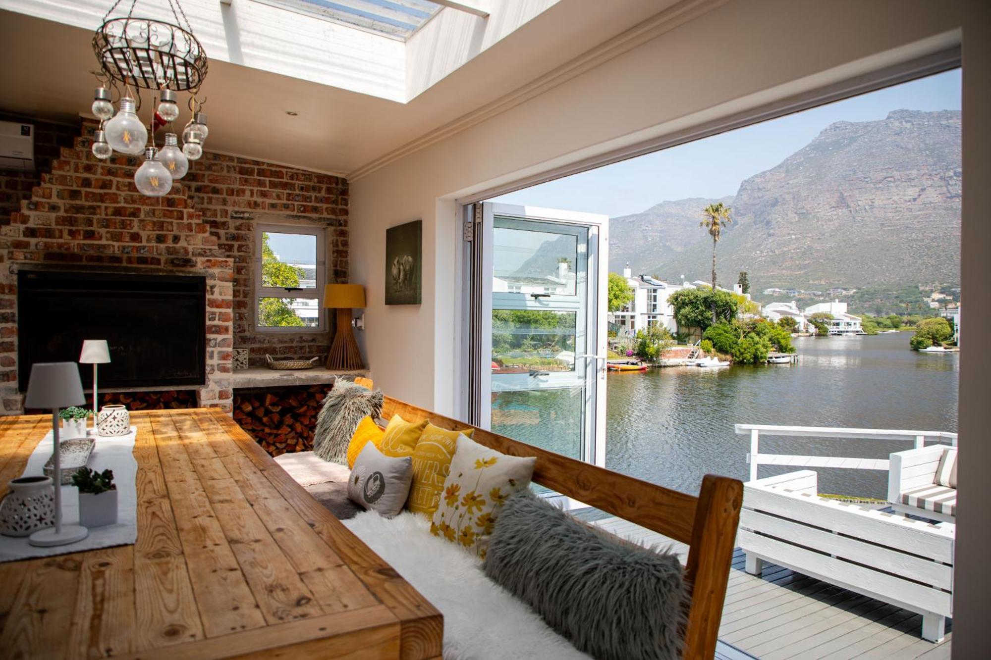 Tranquil Waterfront Hideaway With Stunning Views Holiday home