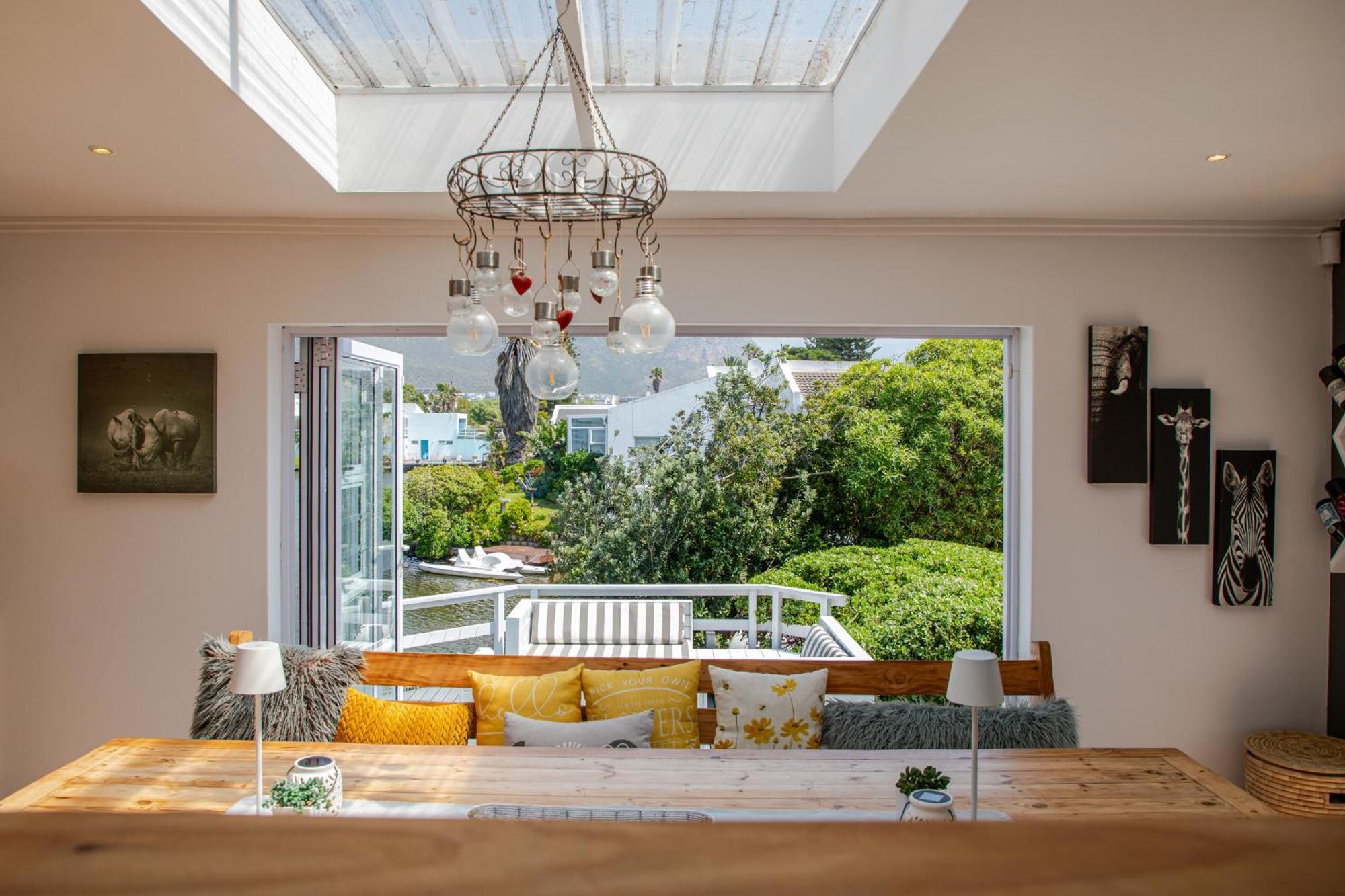 Tranquil Waterfront Hideaway With Stunning Views Holiday home *