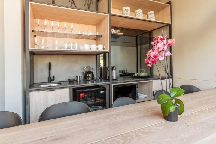 Apartment Loft Style In Of The Heart Of East City. Views&balcony *